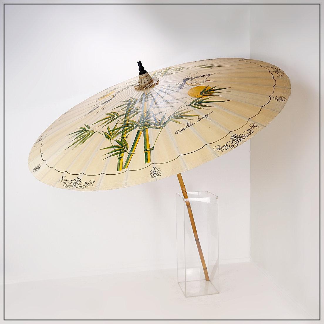Ombrellino asiatico dipinto a mano su carta di riso - Gru cinesi e bambù Ø 215cm - Gabriella Savoy Firmato
Decorazione asiatica - Vintage - Feng Shui
Misure: Ø 215cm H215cm 
Materiale: Bambù - Carta di riso 
Usura coerente con l'età e l'uso.
Perdite