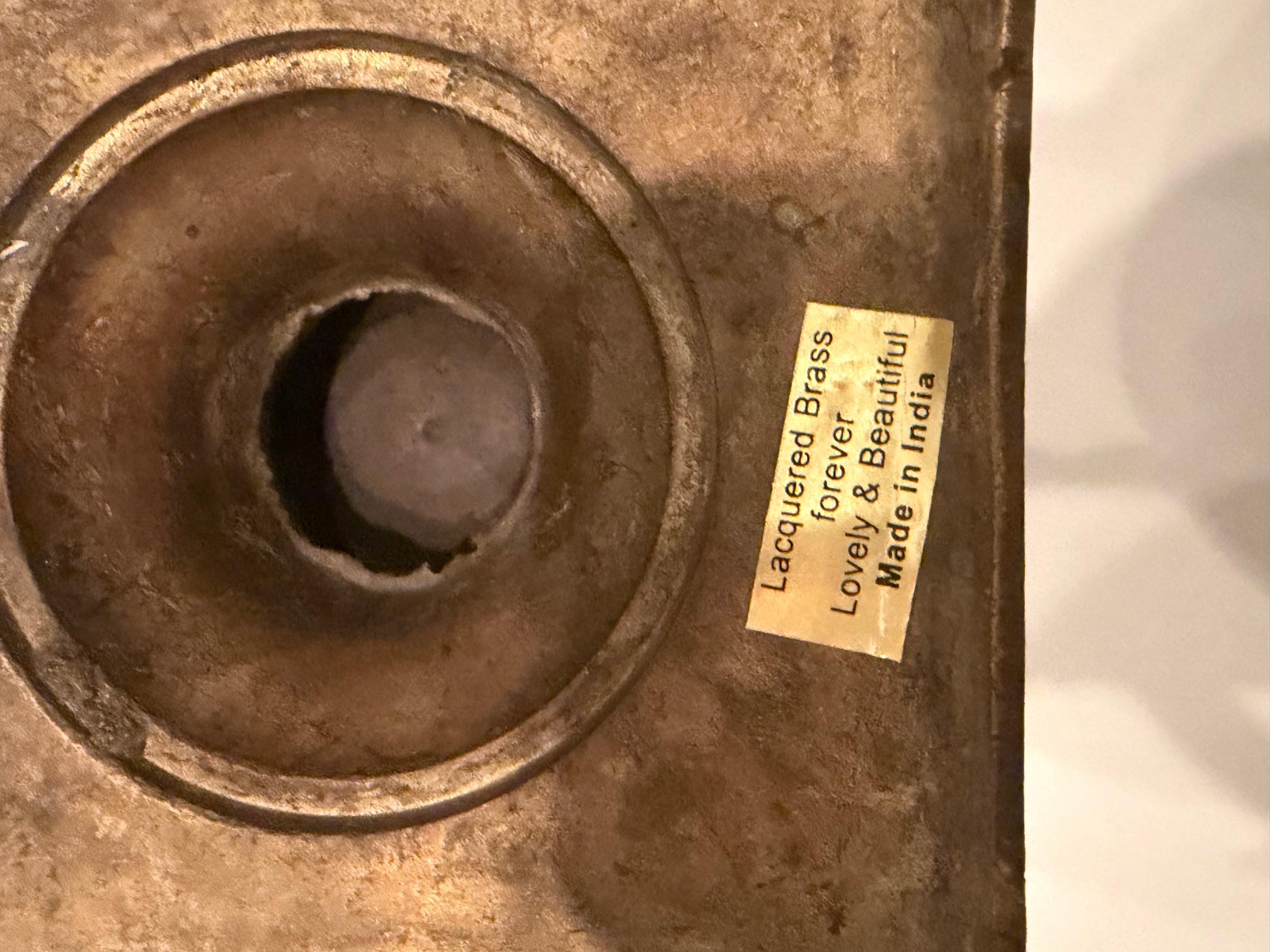 Pareja de bonitos tarros de latón con tapa para piñas en venta 4