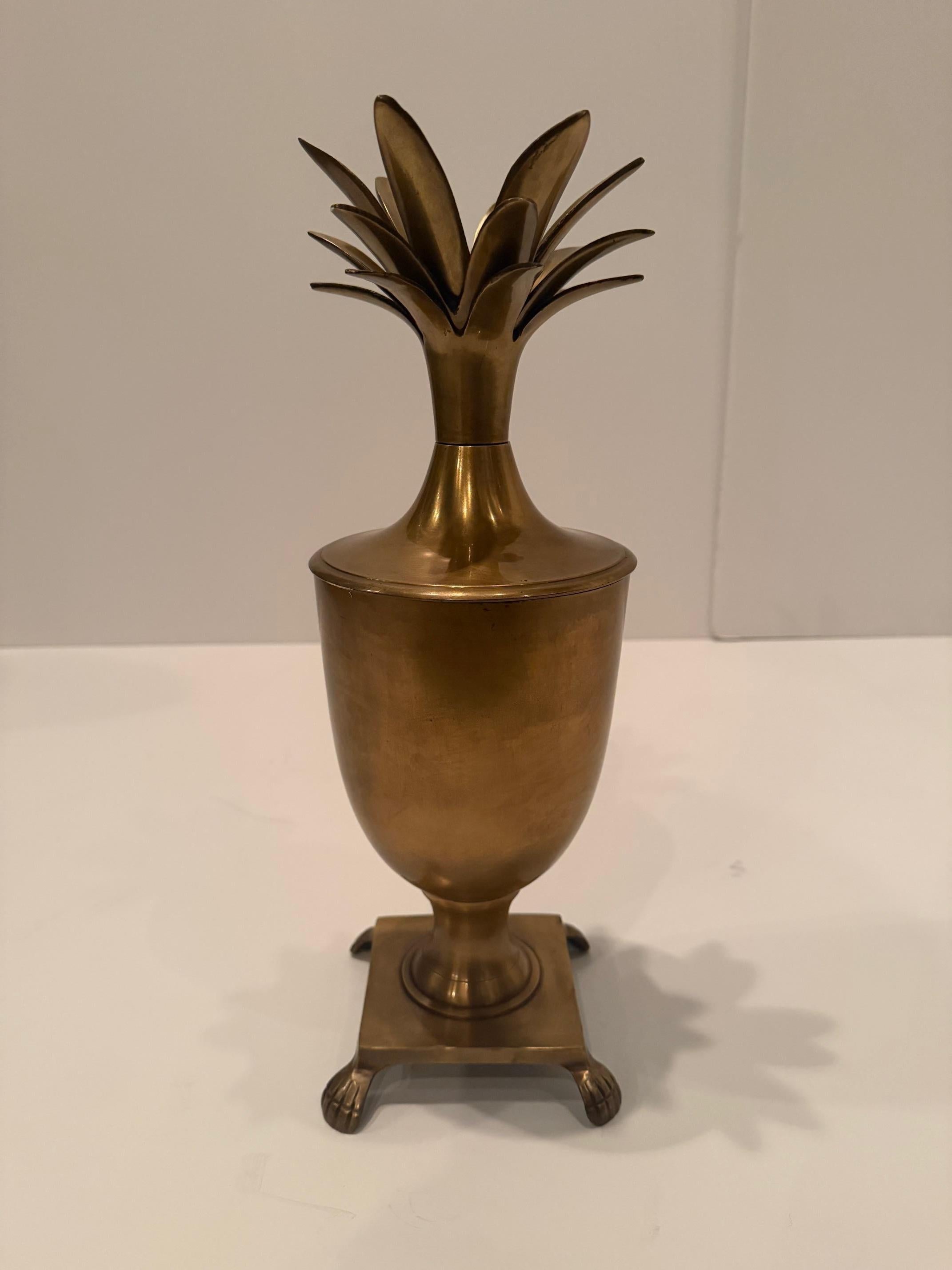 Pareja de bonitos tarros de latón con tapa para piñas Indio en venta