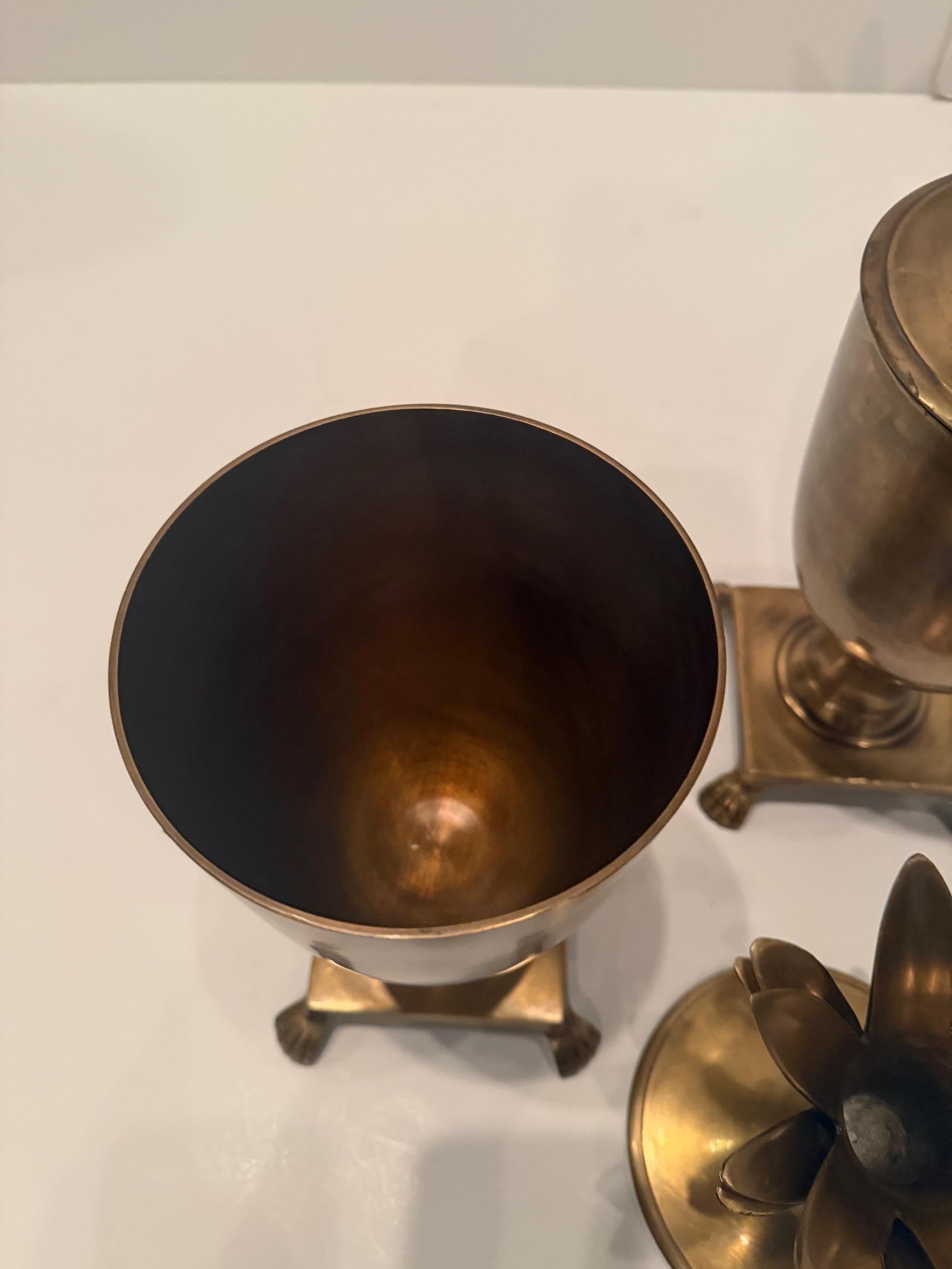 Pareja de bonitos tarros de latón con tapa para piñas en venta 2