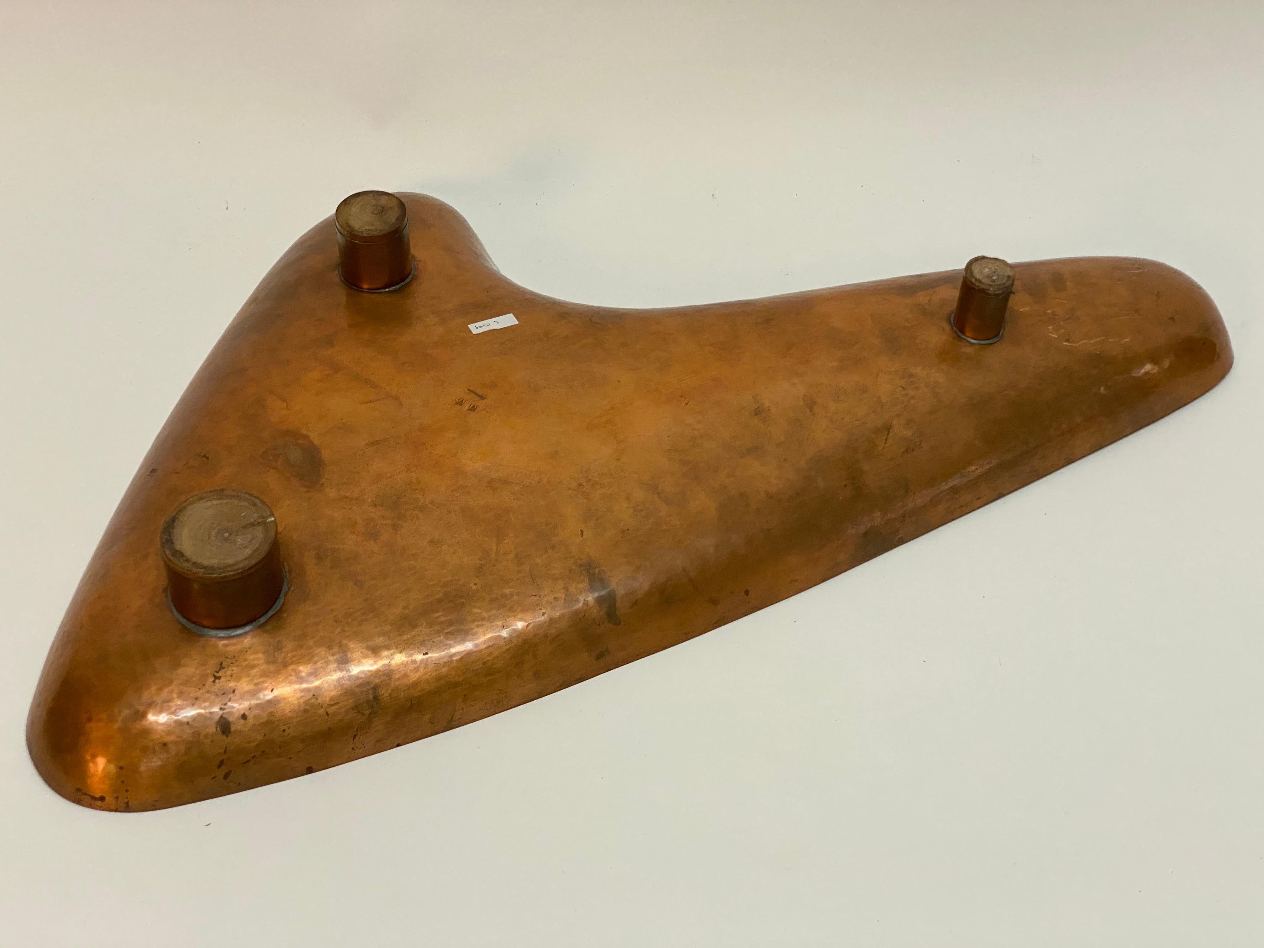 Großer handgeschmiedeter Boomerang- Catchall mit Kupferfuß, Mid-Century Modern im Angebot 6