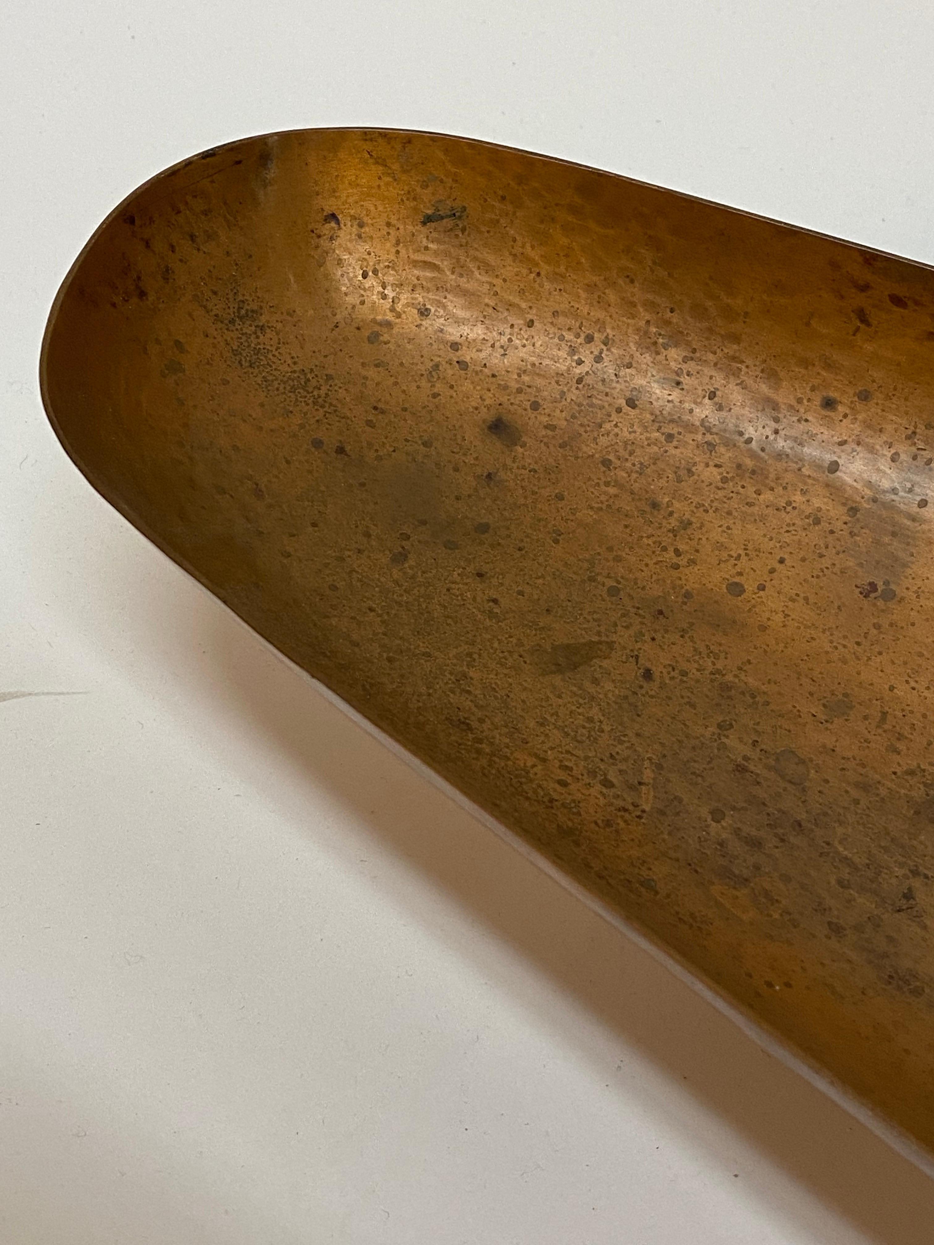 Grand collecteur à pied Boomerang en cuivre fait à la main et moderne au milieu du siècle dernier en vente 7
