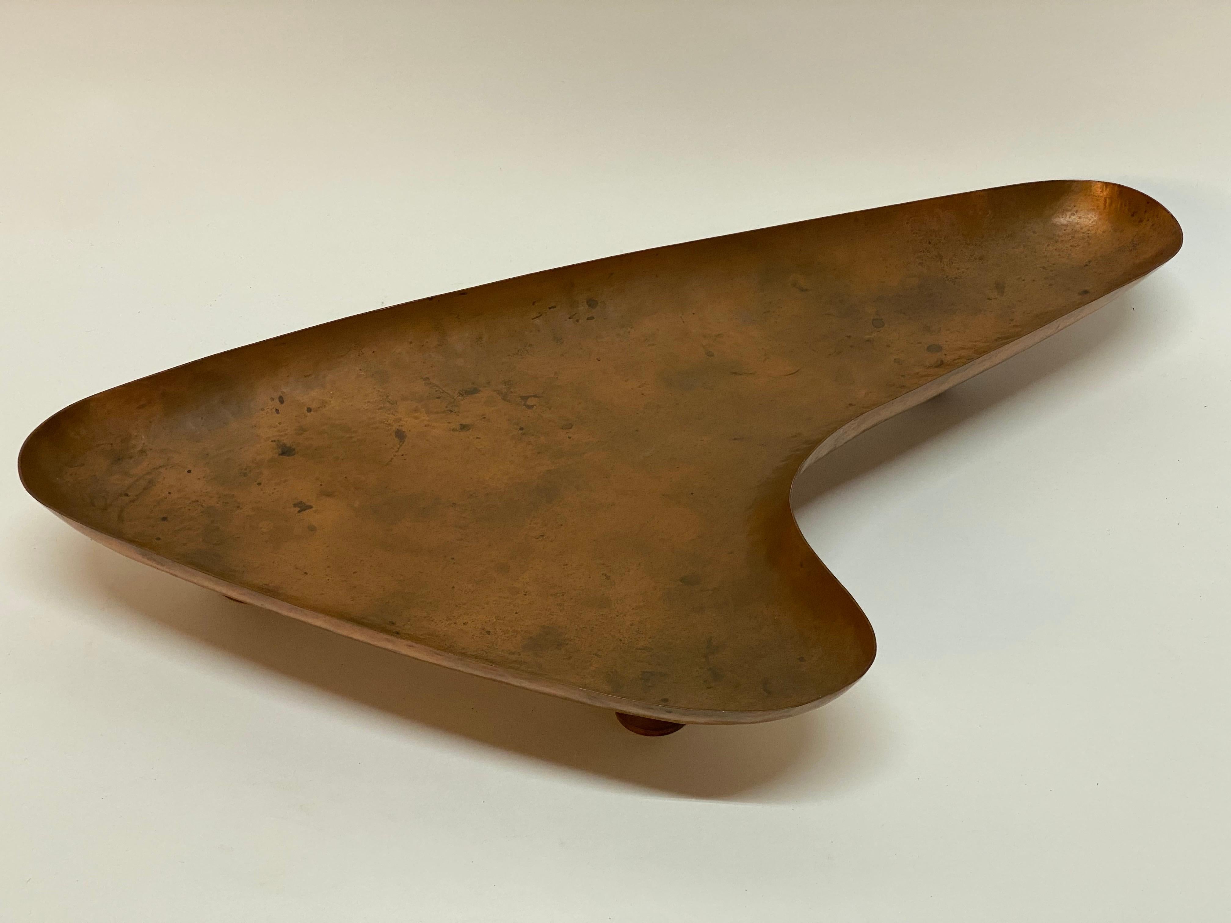 Großer handgeschmiedeter Boomerang- Catchall mit Kupferfuß, Mid-Century Modern (Moderne der Mitte des Jahrhunderts) im Angebot