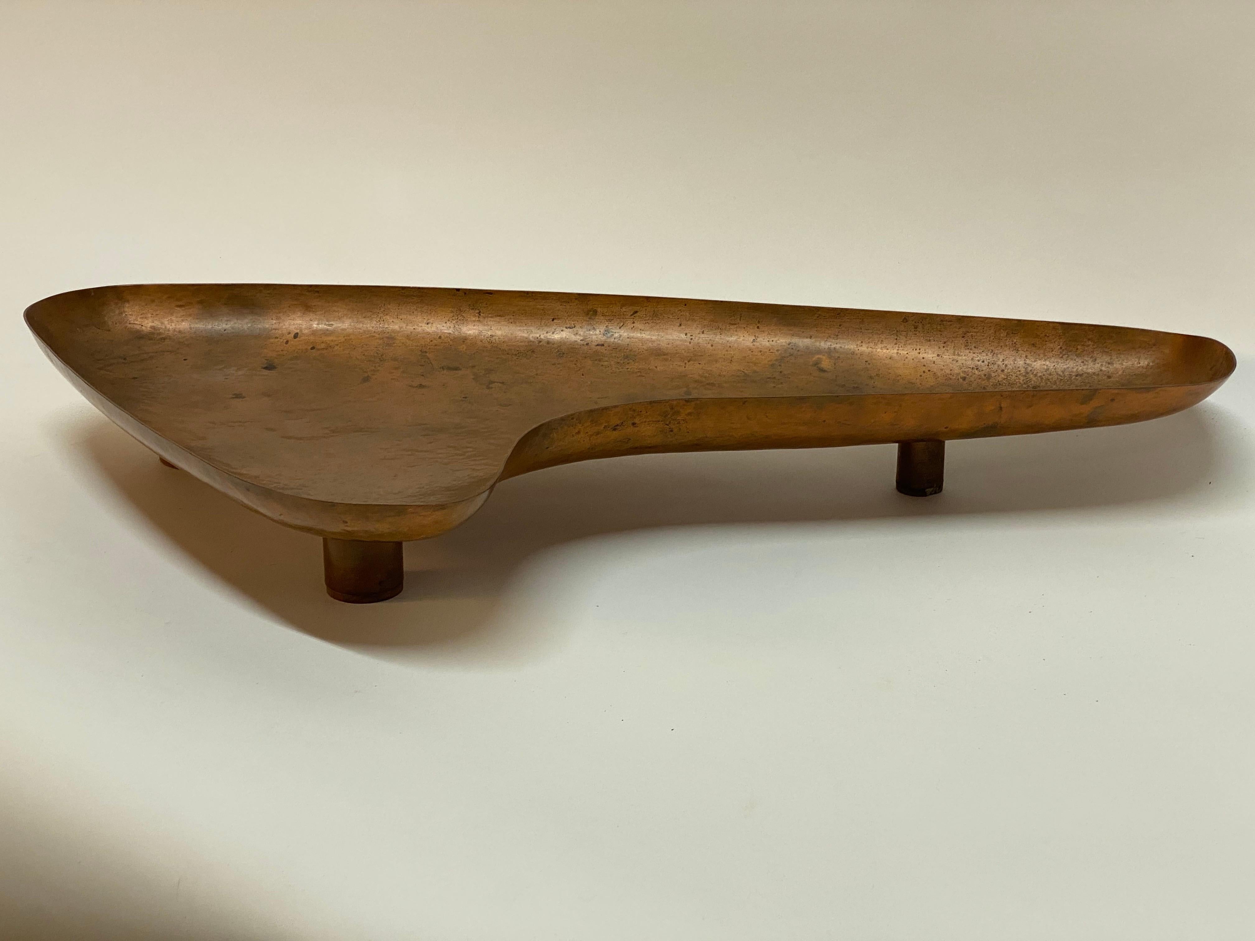 Großer handgeschmiedeter Boomerang- Catchall mit Kupferfuß, Mid-Century Modern (amerikanisch) im Angebot