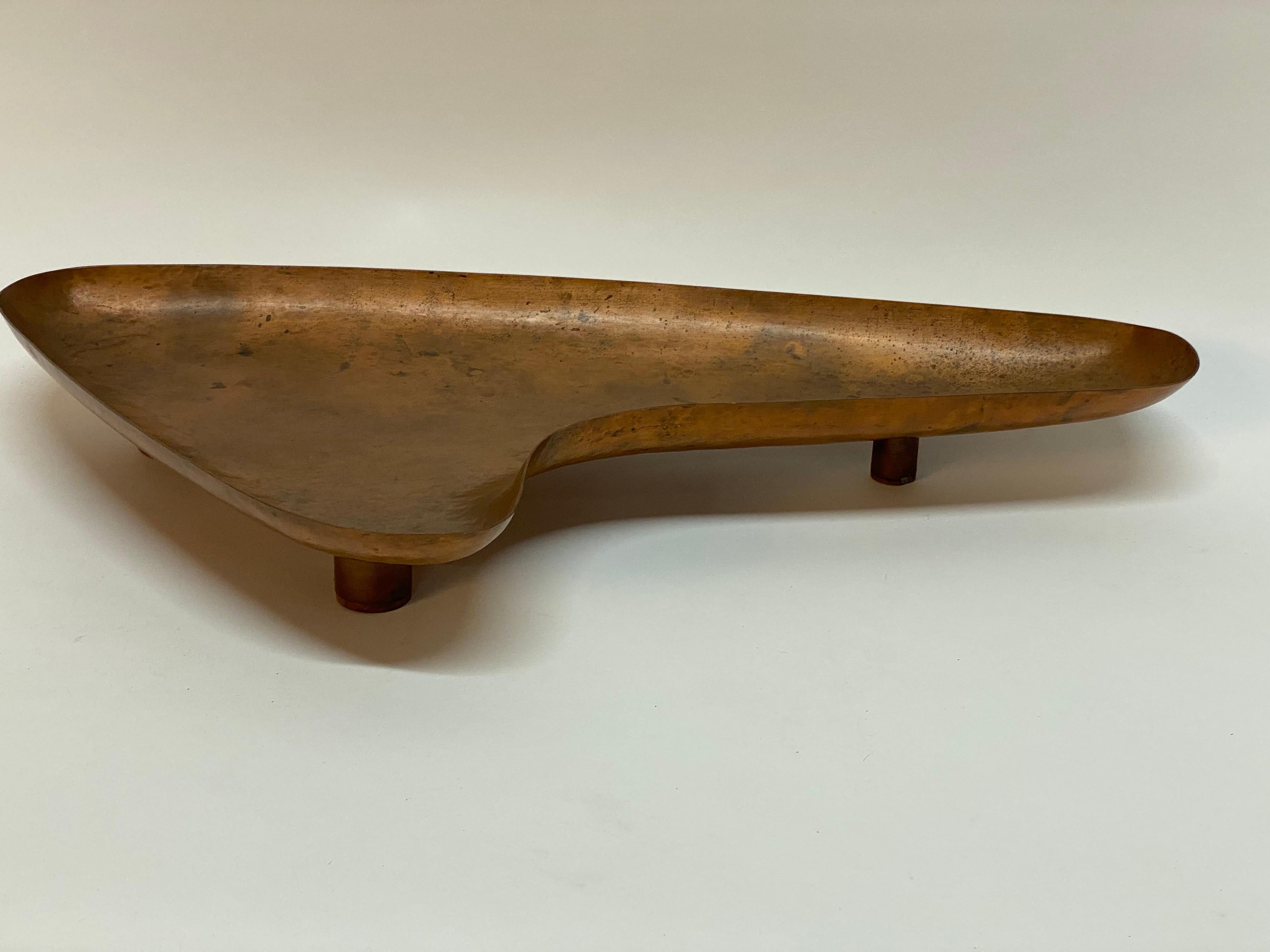 Large Handwrought Mid Century Modern Copper Footed Boomerang Catchall In Good Condition For Sale In Garnerville, NY