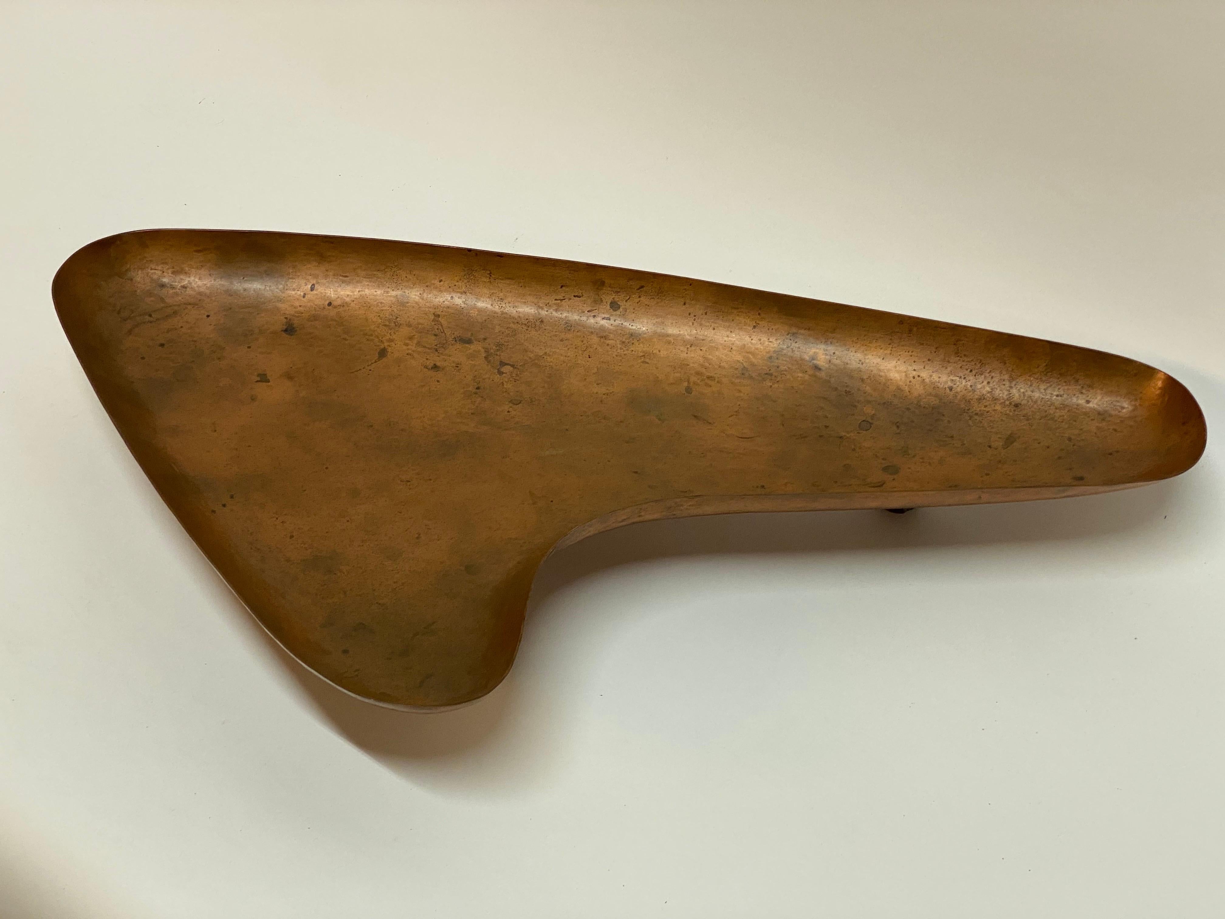 Large Handwrought Mid Century Modern Copper Footed Boomerang Catchall For Sale 2