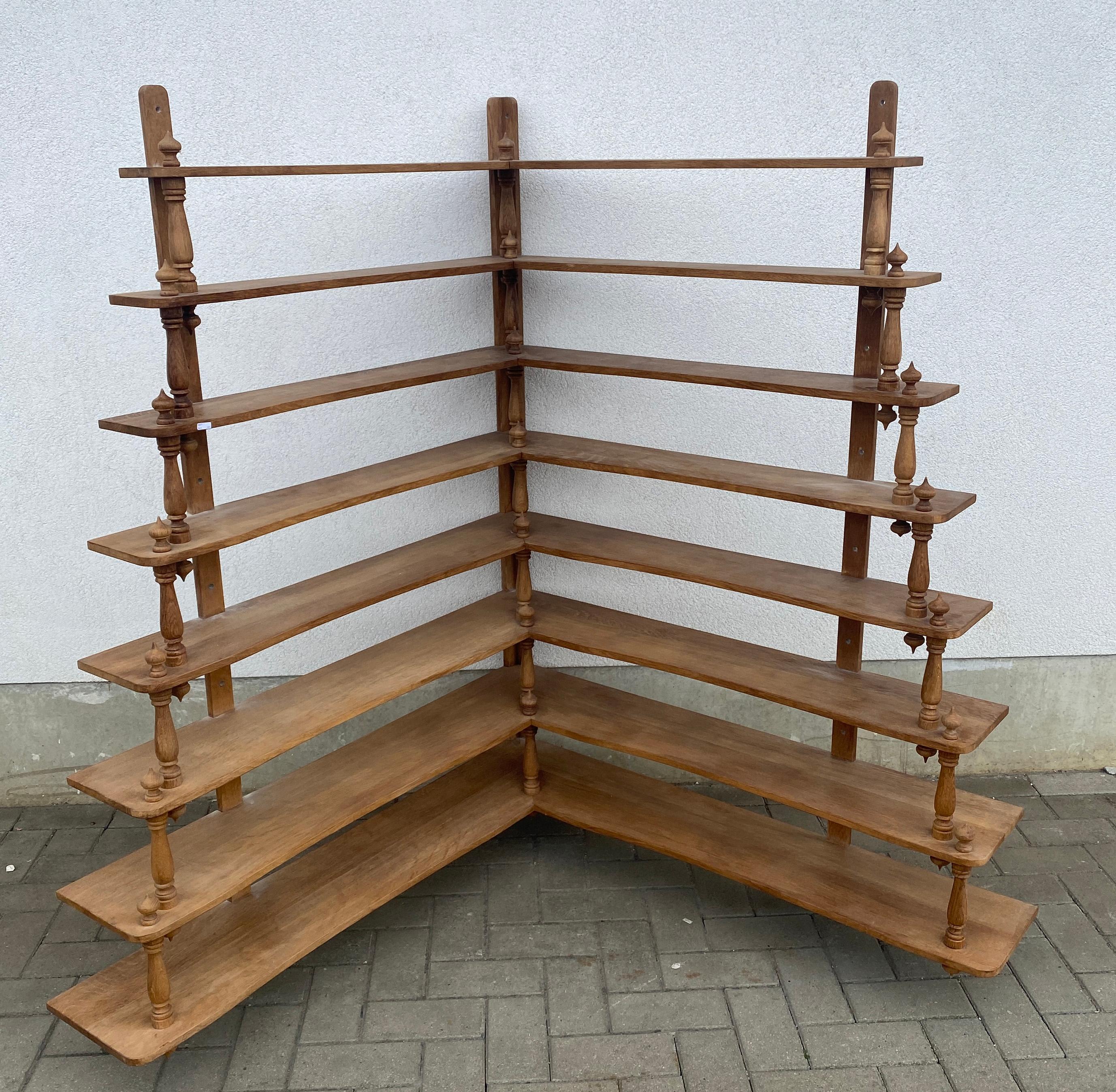 Large Hanging Corner Shelf For Bistro, Restaurant Or Shop In Solid Oak
Height 160 cm A 2nd  shelf of the same manufacture is available in another advertisement.