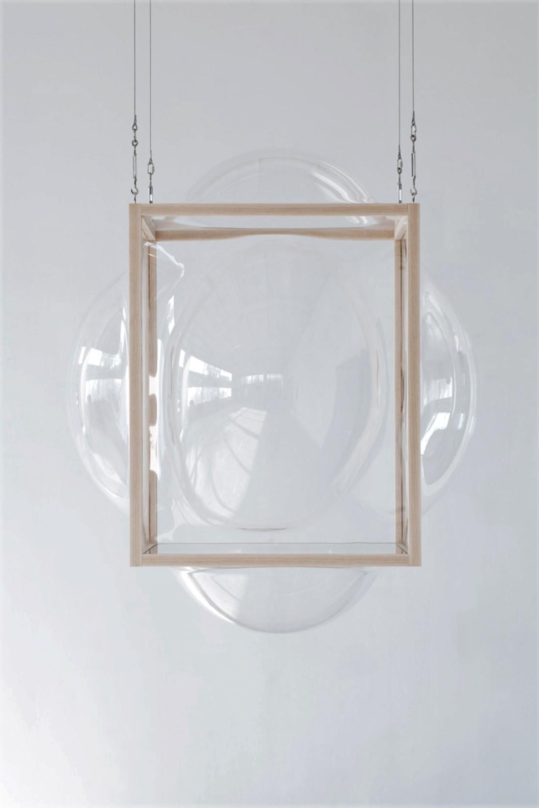 Großes hängendes Curator Bubble Cabinet von Studio Thier & van Daalen
Abmessungen: B 115 x T 115 x H 120 cm
MATERIALIEN: Esche, Acrylglas, Glas
Auch verfügbar: Zusätzliche Optionen verfügbar

Diese Seifenblasen in einem Holzrahmen erhellen