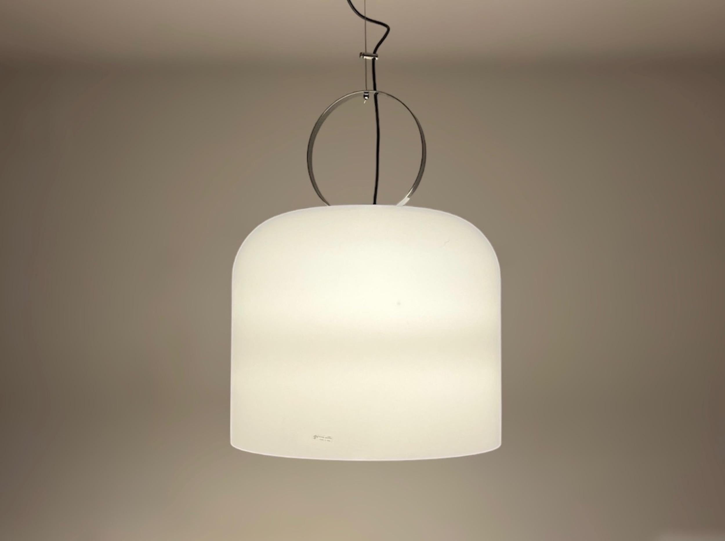 Erstaunliche große Hängelampe 'Alvise', entworfen von Luigi Massoni und hergestellt von Harvey Guzzini in den 60er / 70er Jahren.

Alvise hat einen großen weißen Acryl-Lampenschirm mit einem Diffusor-Kegel im Inneren. Die verchromten Metallteile und