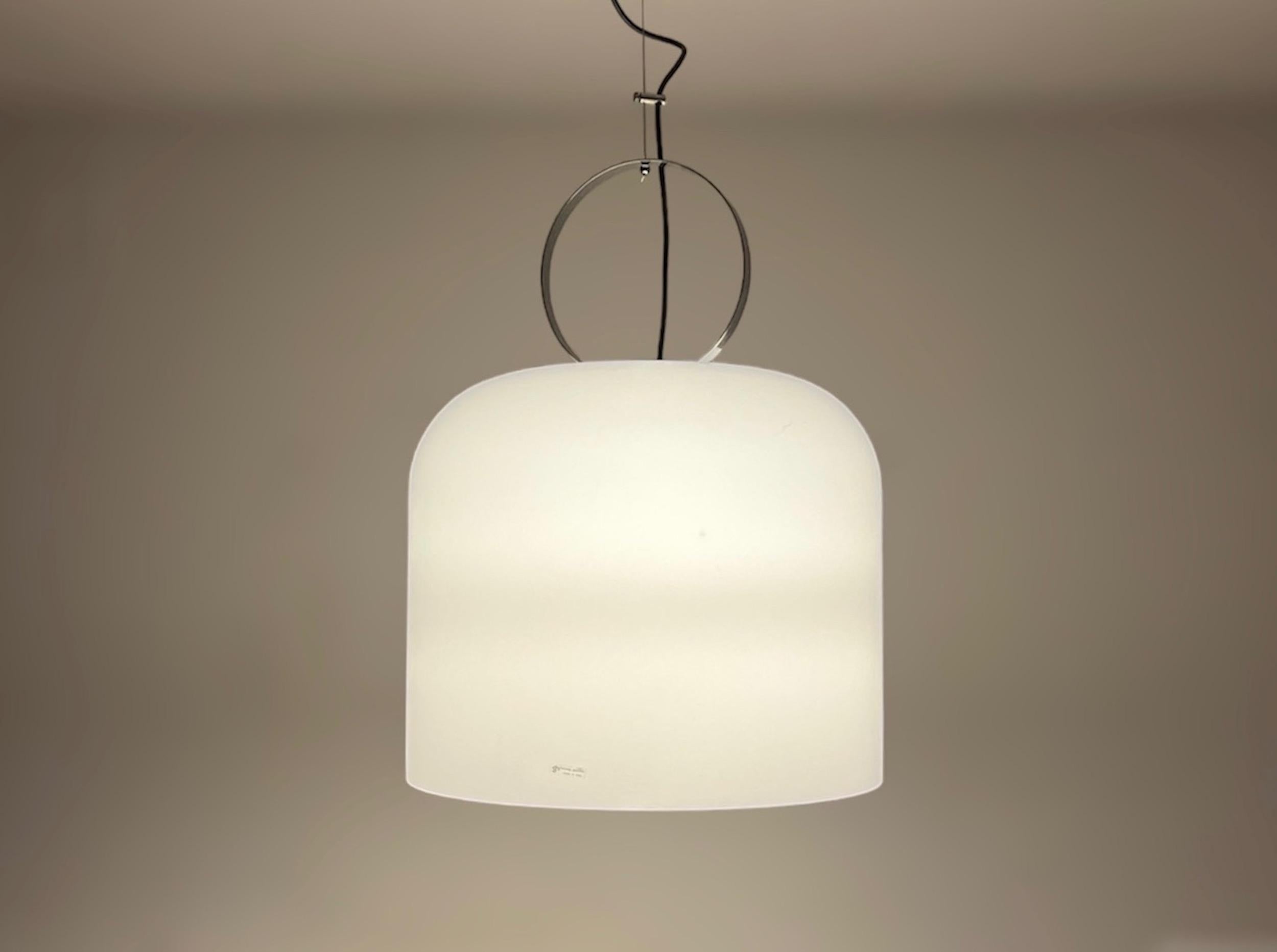 Étonnante grande lampe suspendue 'Alvise' conçue par Luigi Massoni et produite par Guzzini dans les années 60 / 70.

Alvise a un grand abat-jour en acrylique blanc, avec un cône diffuseur à l'intérieur. Les parties métalliques chromées et le fil