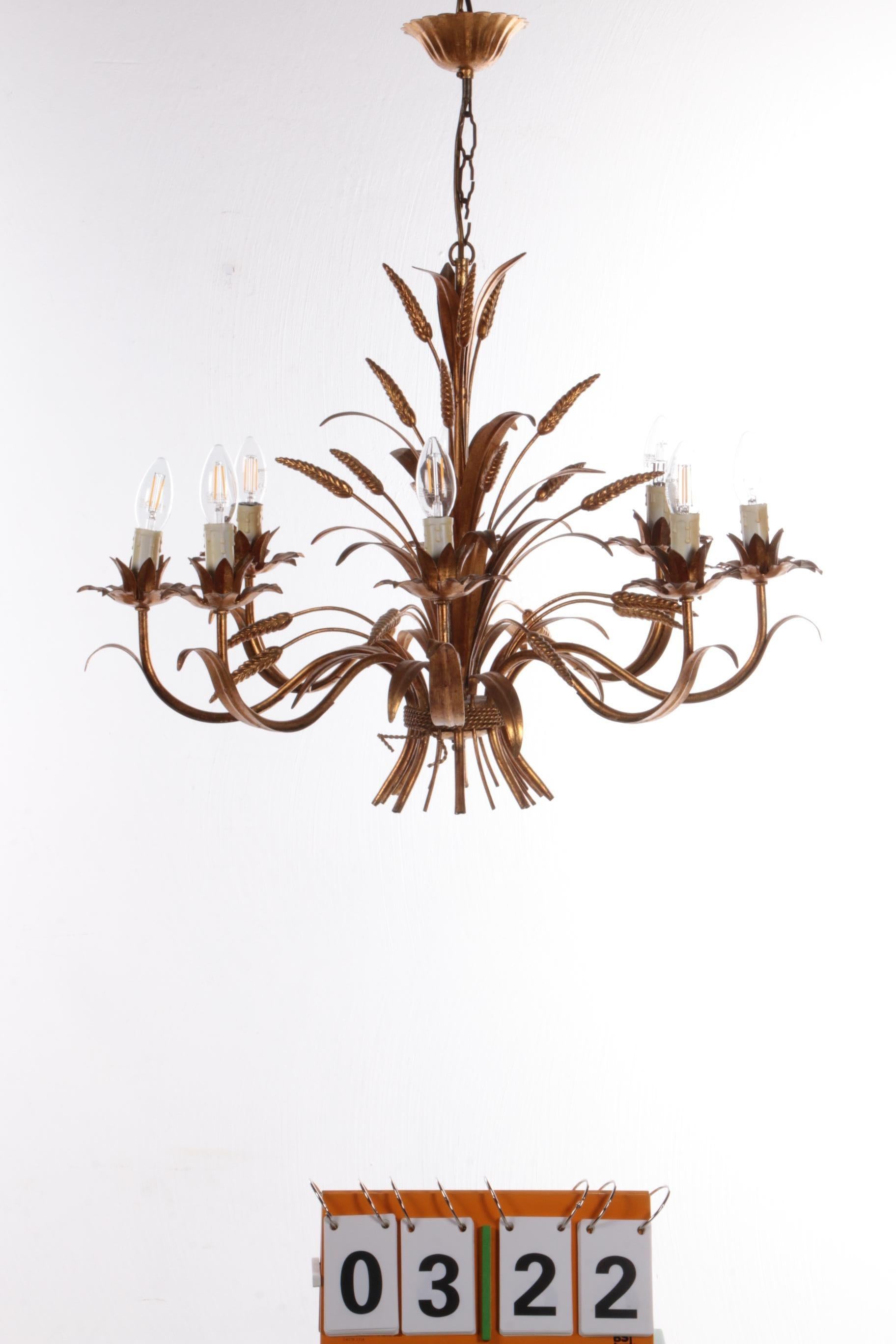 Large hanging lamp design by Hans Kogl, 1970 Italy.


Hollywood Regency style hanging lamp with ears of corn and floral details. This beautiful lamp comes from the 1960s and was designed by Hans Kögl.

A large Hollywood Regency eight-armed lamp