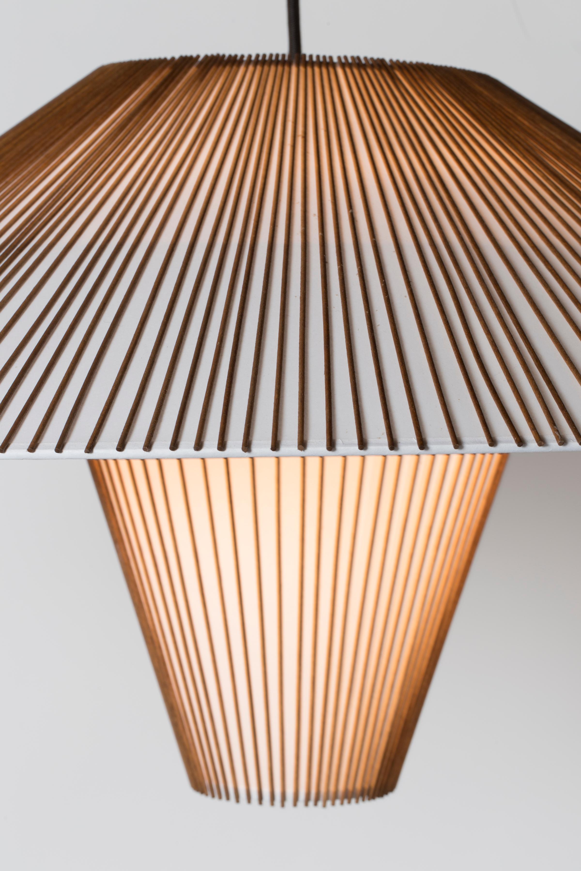 La Large Hanging Pendant fait partie de la Collection Smilow Lighting rééditée, conçue à l'origine par Mel Smilow en 1956 et officiellement réintroduite par sa fille Judy Smilow en 2017. Les pièces sculpturales et inspirées de la nature de cette