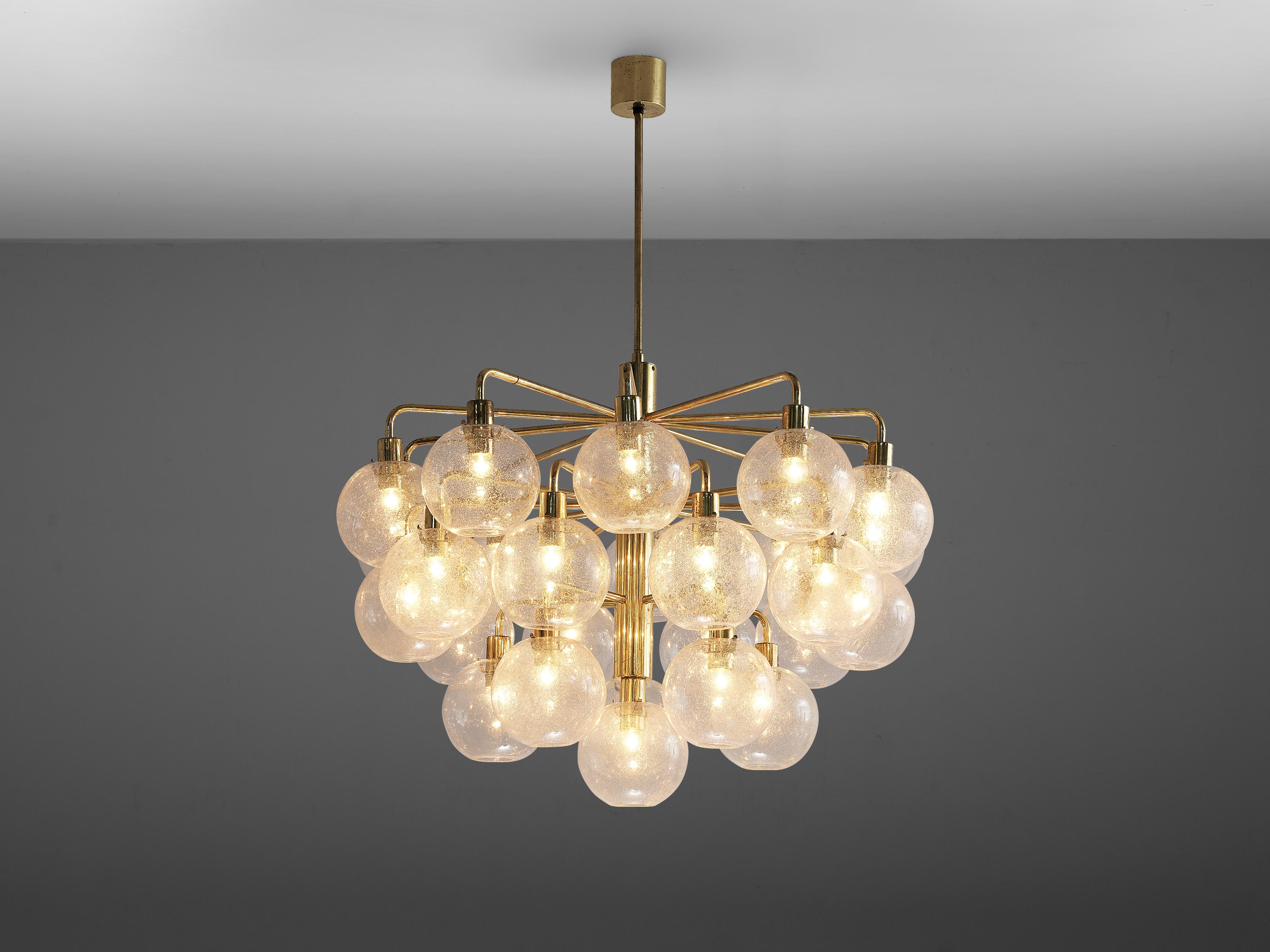 Hans-Agne Jakobsson for Hans-Agne Jakobsson AB in Markaryd, chandelier, brass, glass, Sweden, 1960s 

This impressive chandelier is designed by Hans-Agne Jakobsson. A bright source of elegance and light, this piece is able to provide realm and lift