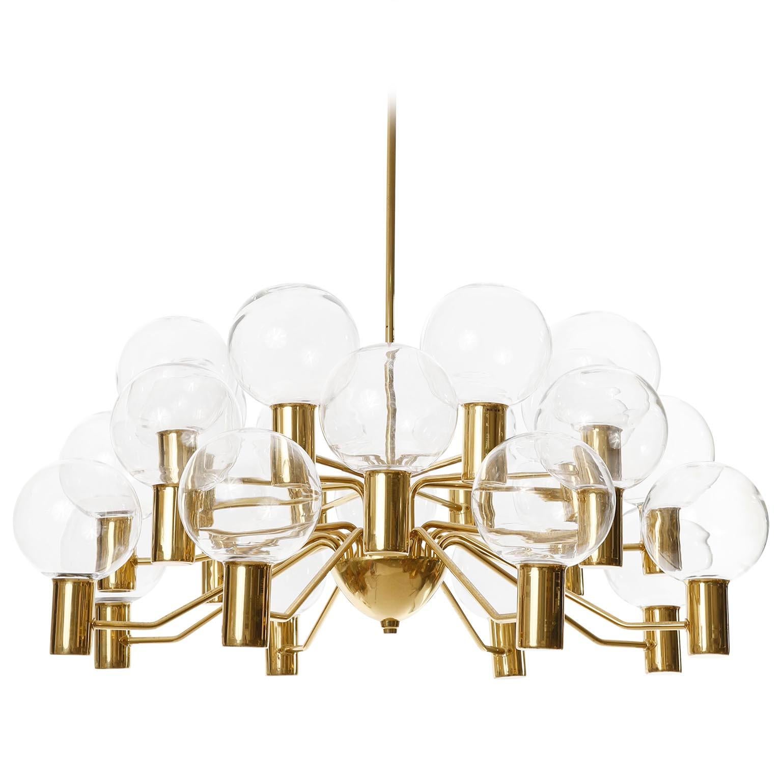 A fantatsic and extra large 24-arm chandelier model 'Patricia T372/24' designed by Hans-Agne Jakobsson for Swedish light maker AB Markaryd manufactured in midcentury, crica 1960.
The height of the body without rod is 16.5 inch / 42 cm and with rod