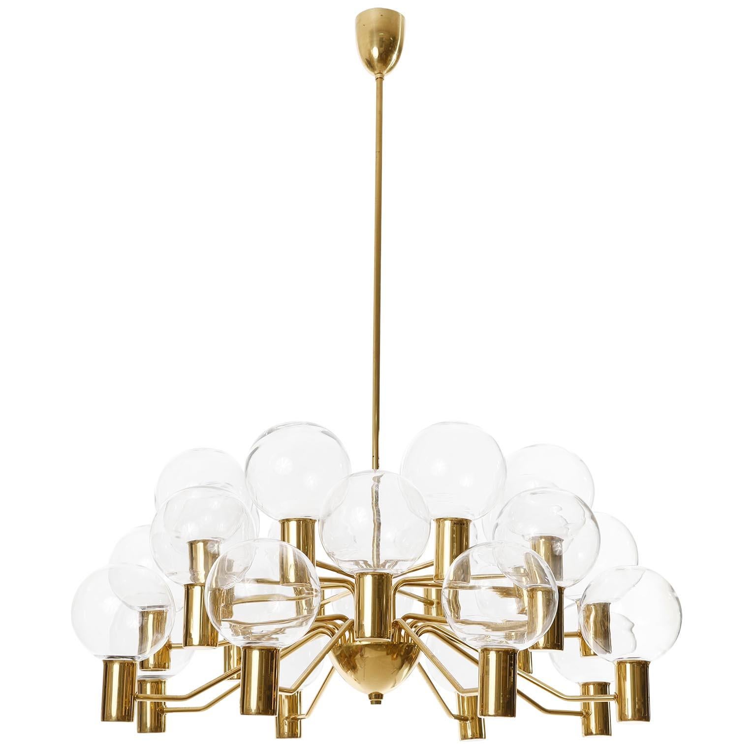 Large Hans-Agne Jakobsson 'Patricia T372/24' Chandelier, Markaryd, Sweden 1960s In Good Condition For Sale In Hausmannstätten, AT