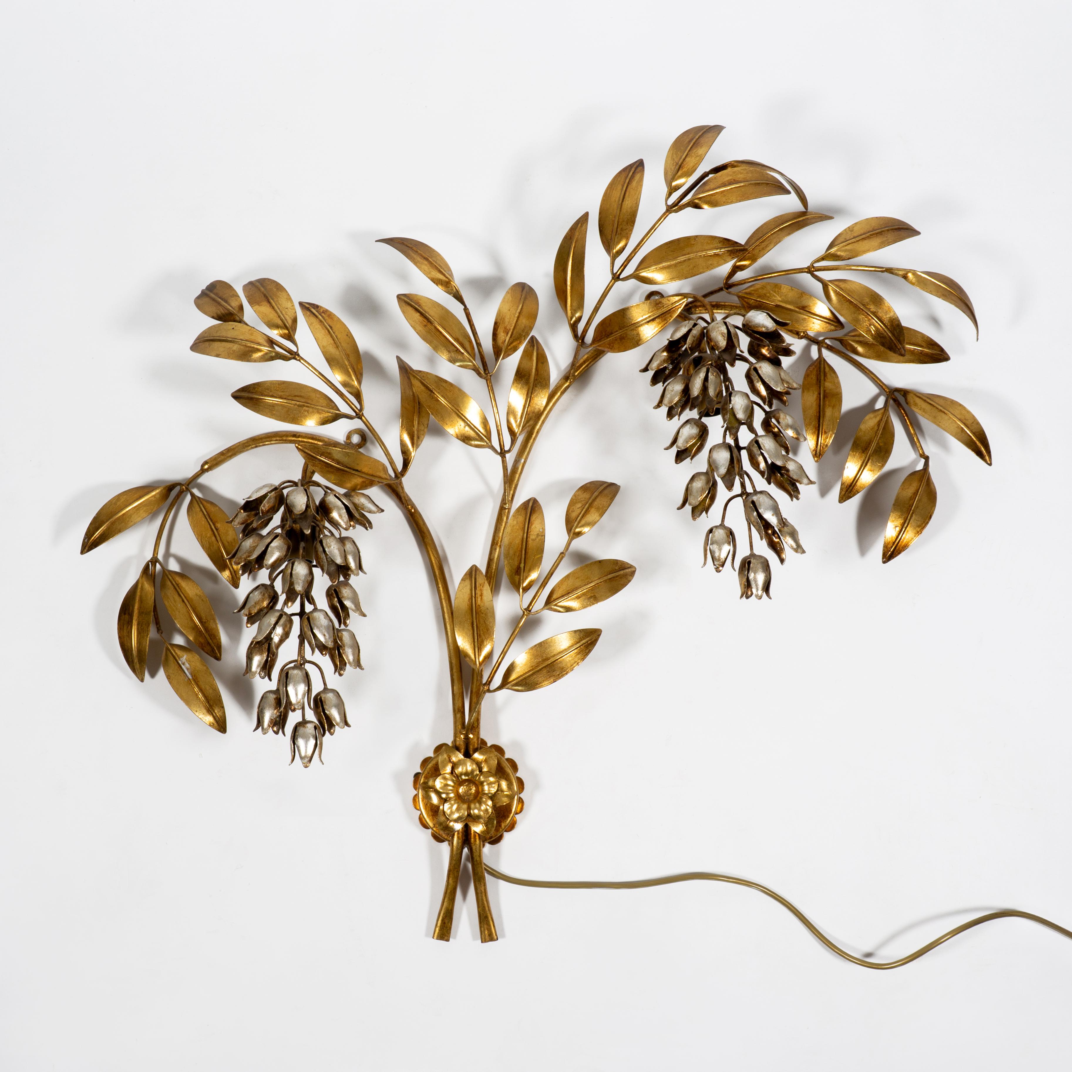 Splendida e grande applique Pioggia D'oro di Hans Kögl.
L'applique è composta da due rami dorati ricurvi, ciascuno decorato con foglie e due splendidi fiori d'argento. L'intera lampada è realizzata in metallo dorato. È sia illuminazione che