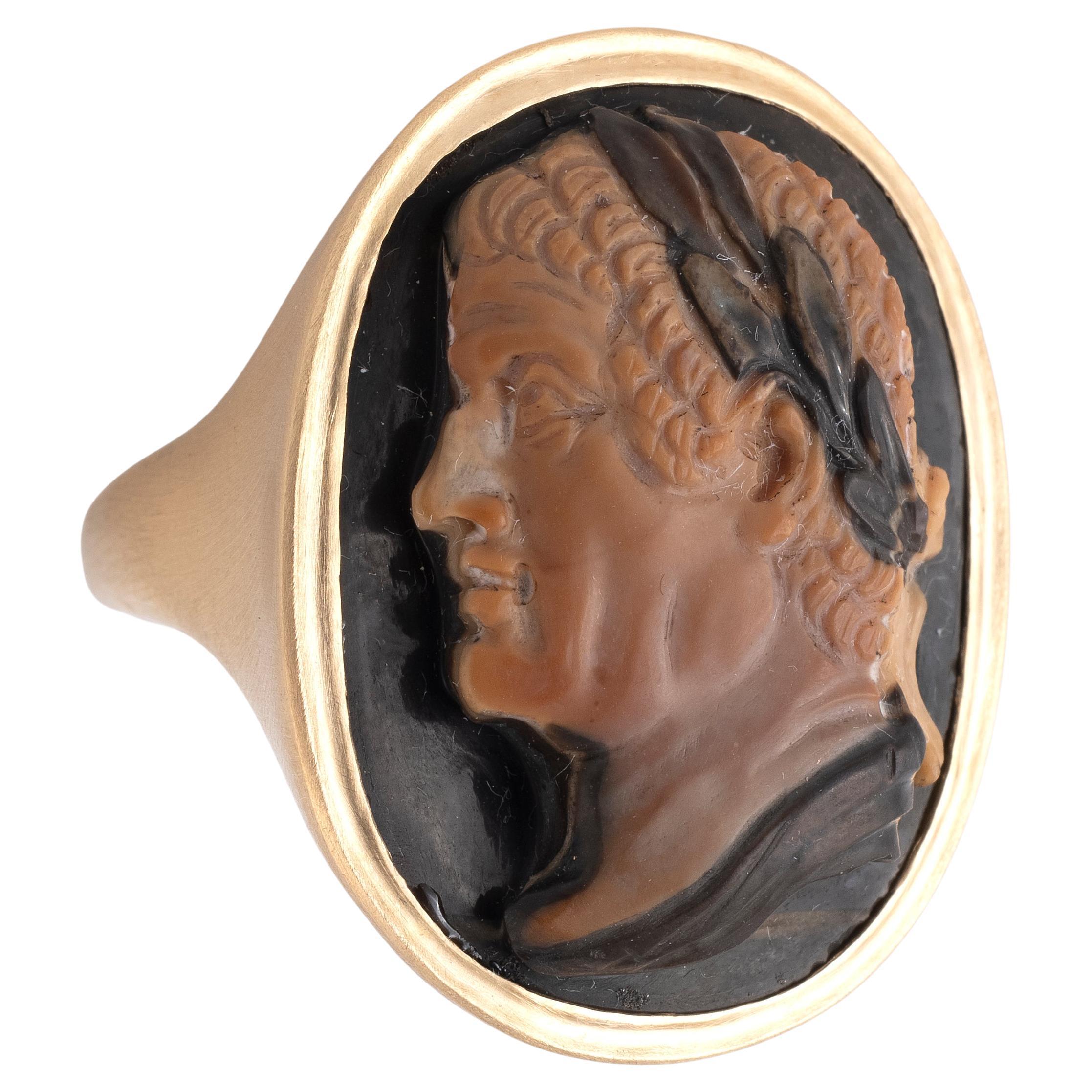 Camée représentant un buste d'empereur lauré tourné vers la gauche, XVIIIe siècle. Sur agate à trois couches.
H. 2,6 cm
Taille : 12
Poids : 24,58gr.