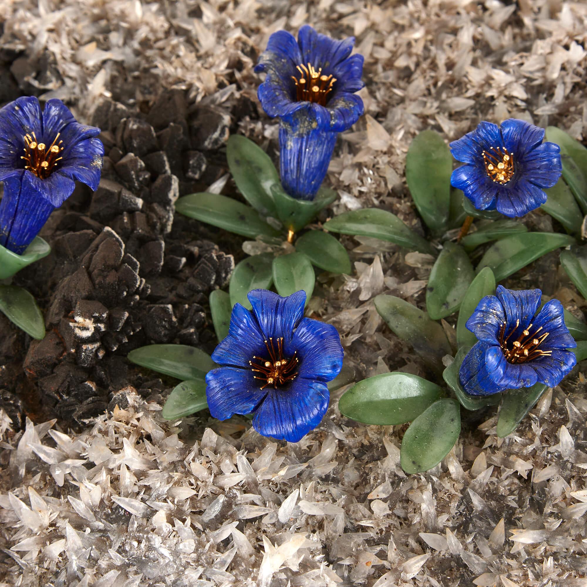 Grand modèle de lit à fleurs alpin en pierre dure, quartz, or et lapis-lazuli Excellent état - En vente à London, GB