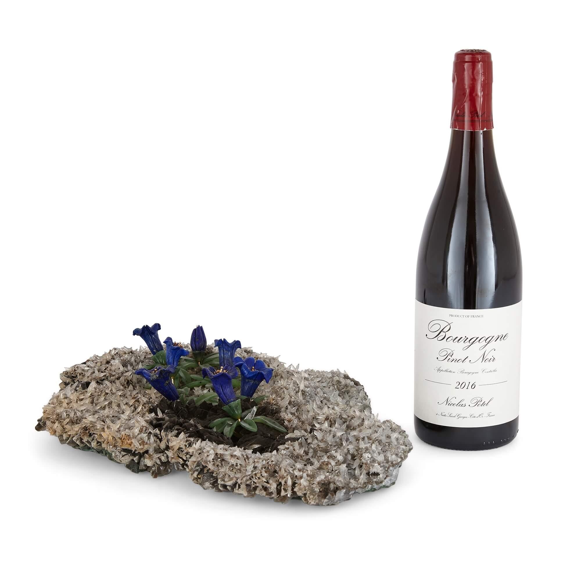 20ième siècle Grand modèle de lit à fleurs alpin en pierre dure, quartz, or et lapis-lazuli en vente