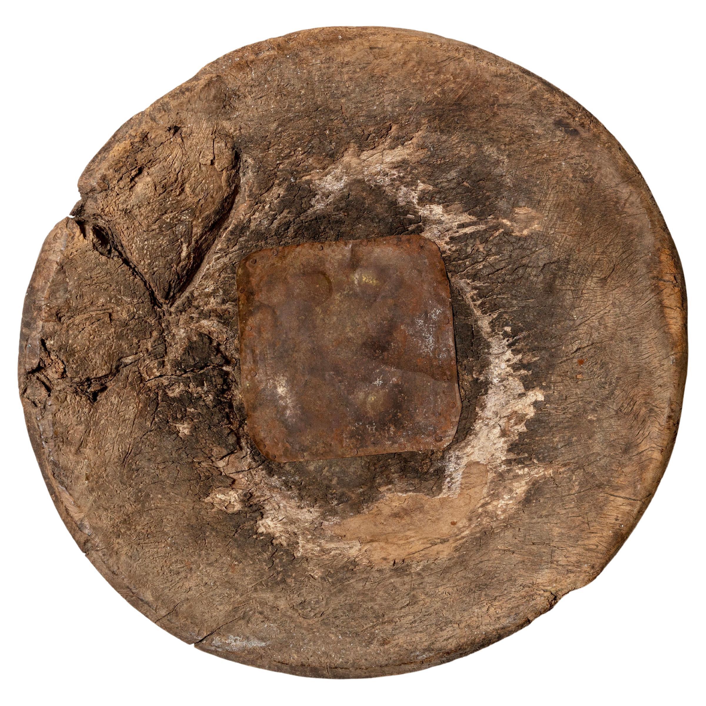 Große Mortarschale aus Hartholz mit Metallreparaturen, 19. Jahrhundert