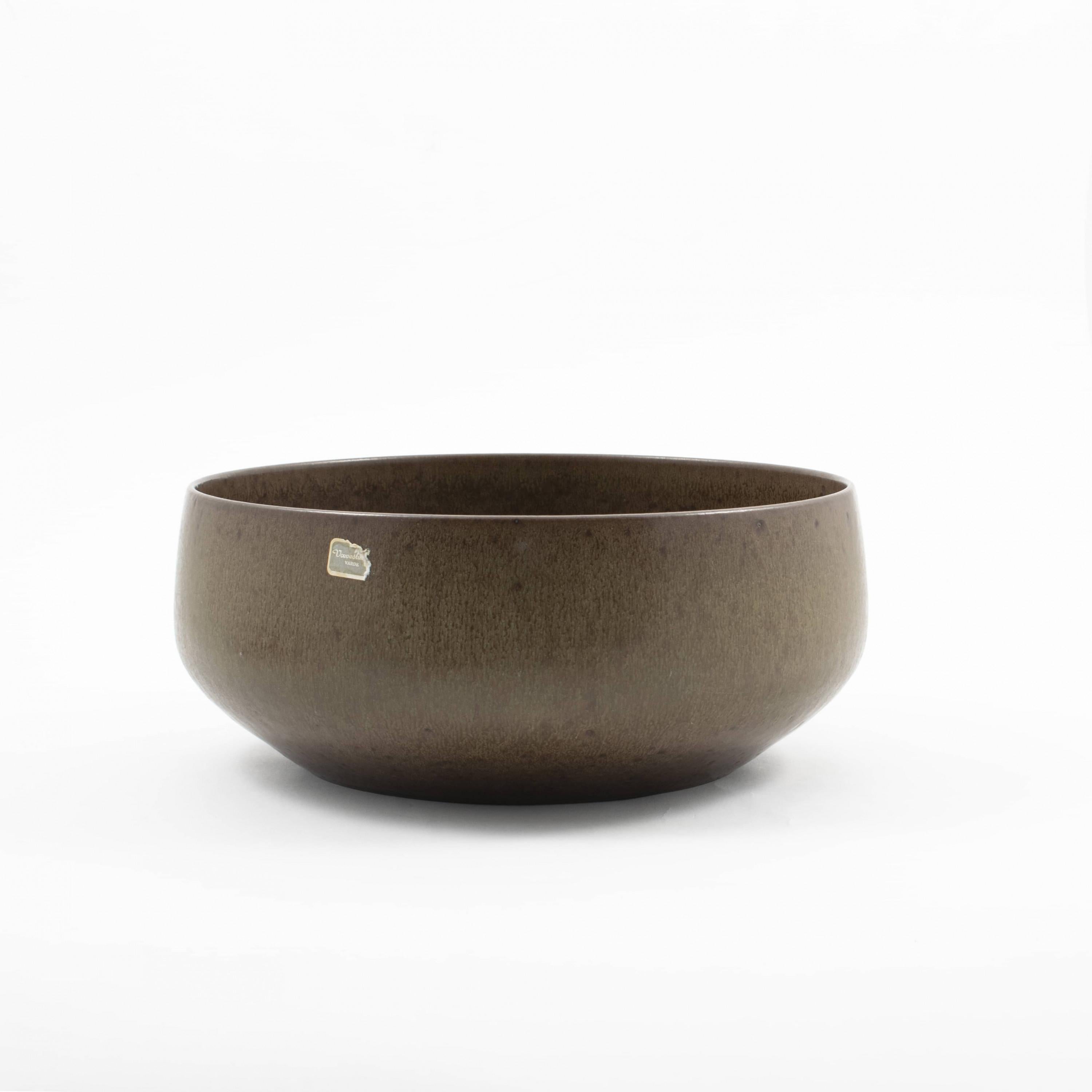 Per Linnemann-Schmidt (1912-1999)
Large stoneware bowl designed by Per Linnemann-Schmidt for Palshus
The bowl is decorated with brown haresfure glaze, inside the the bowl with an olive green glaze.
Manufactured in Denmark in 1971. Signed and
