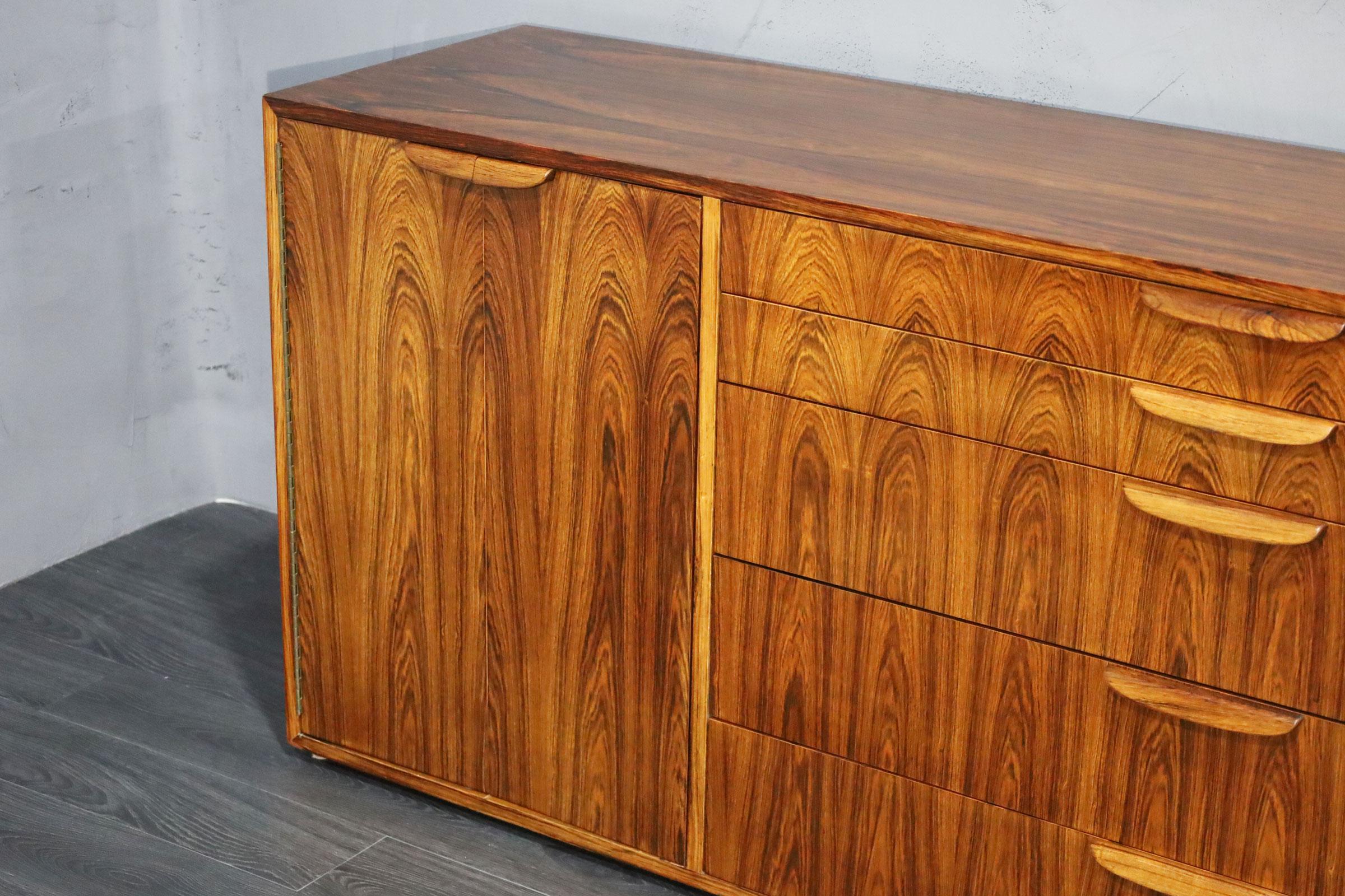 Large Harvey Probber Sideboard in Rosewood In Good Condition For Sale In Dallas, TX