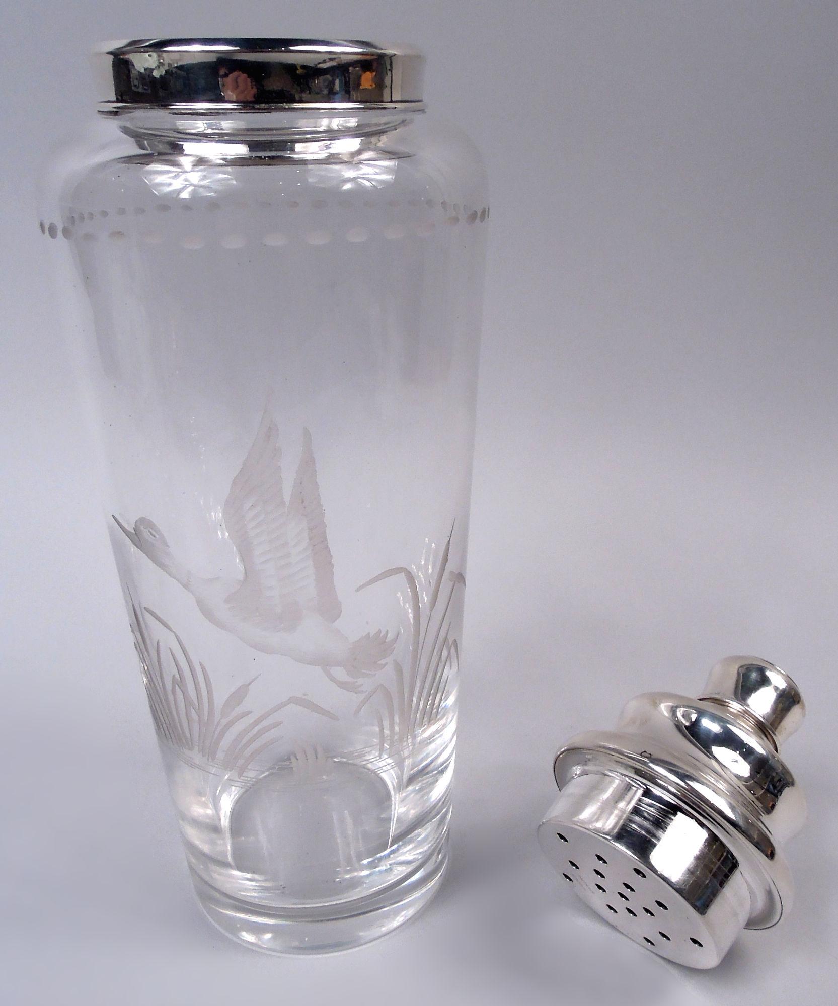 Großer moderner Cocktailshaker aus Glas und Sterling mit sechs Bechern. Hergestellt von Hawkes in Corning, New York, um 1925. Der Shaker hat eine hohe und spitz zulaufende Glasschale. Halskragen aus Sterlingsilber und gewölbter Deckel mit
