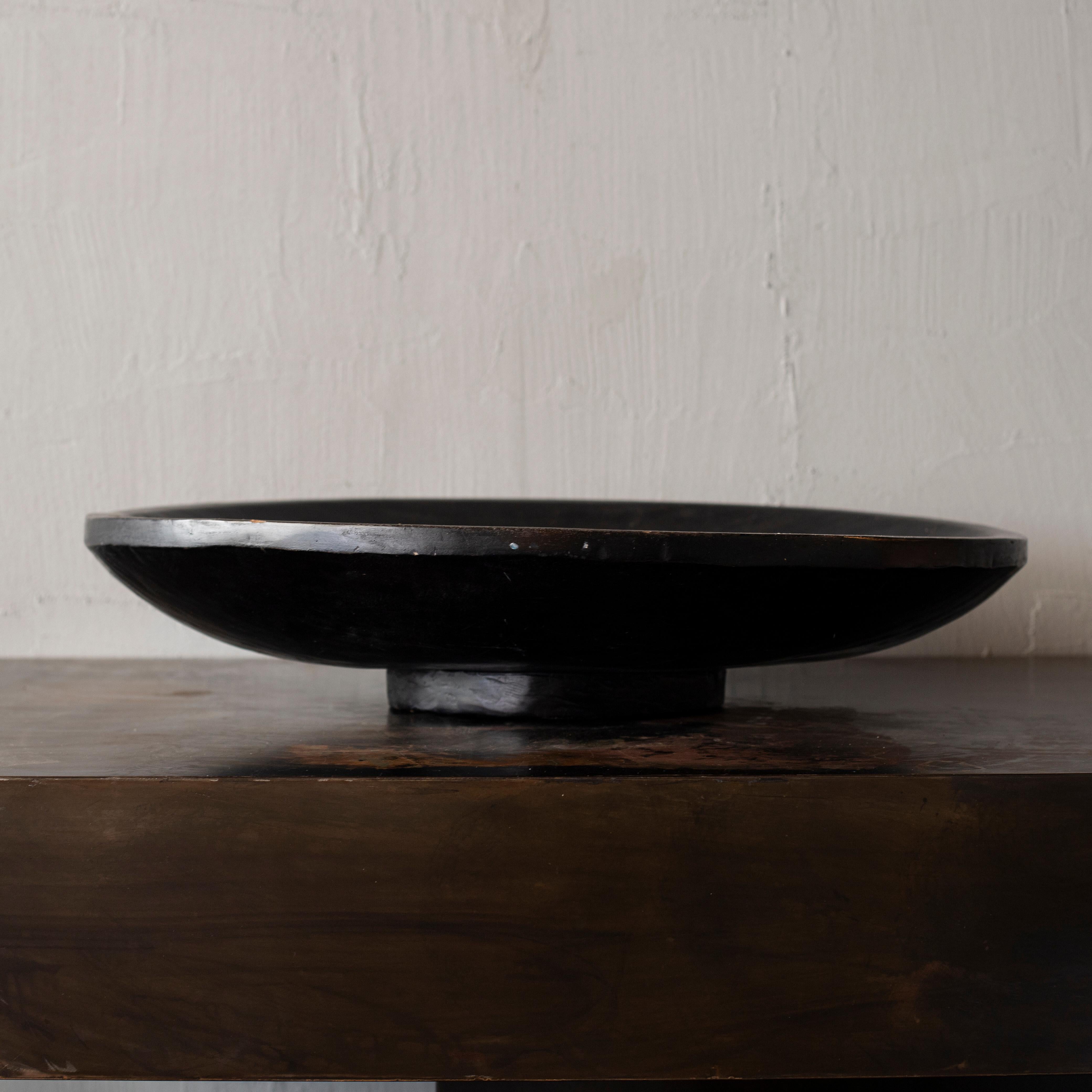Hand-curved wooden bowl from Indonesia.
Made with teak wood.
Weight: 10kg.