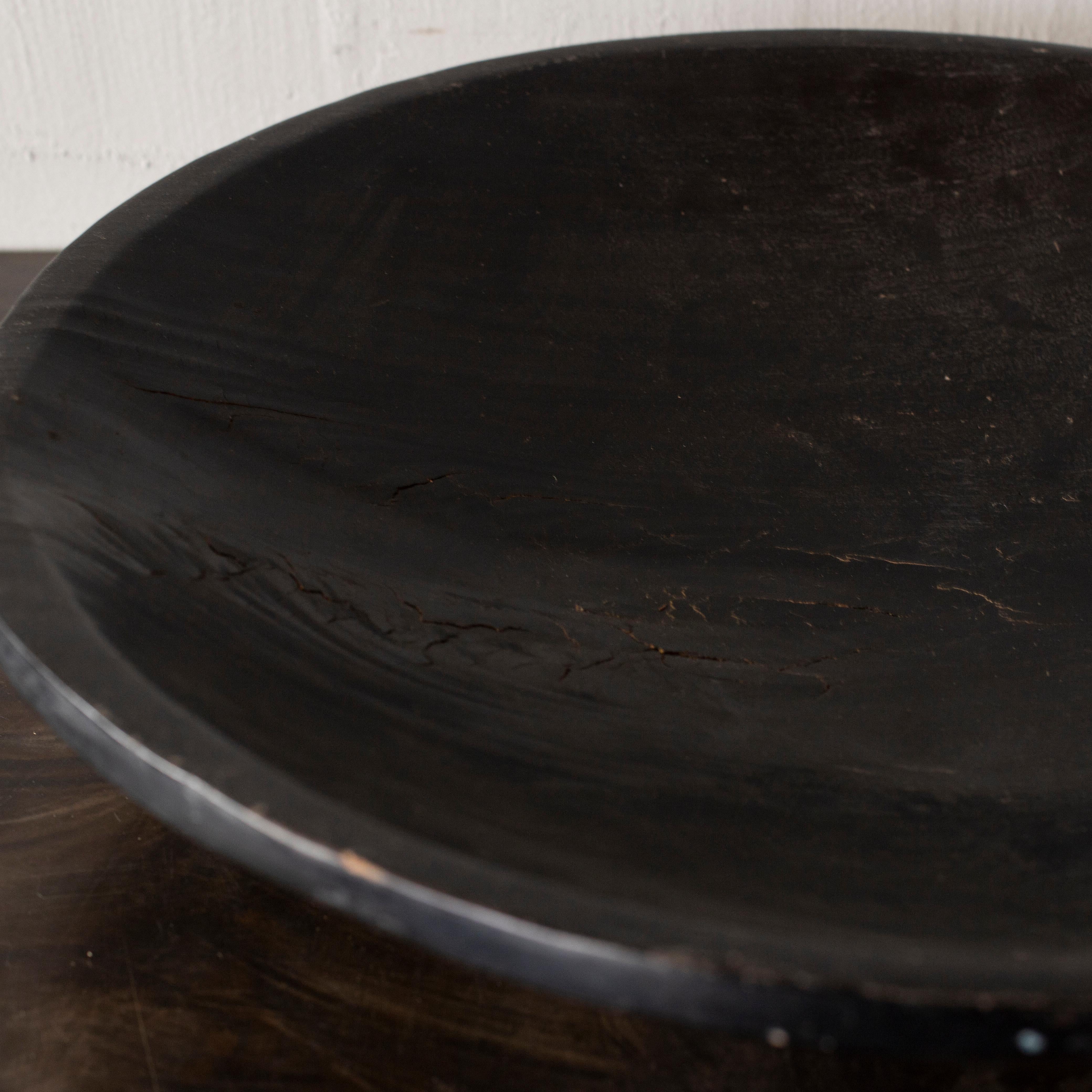 Large Hand-Curved Wooden Bowl In Good Condition In Edogawa-ku Tokyo, JP