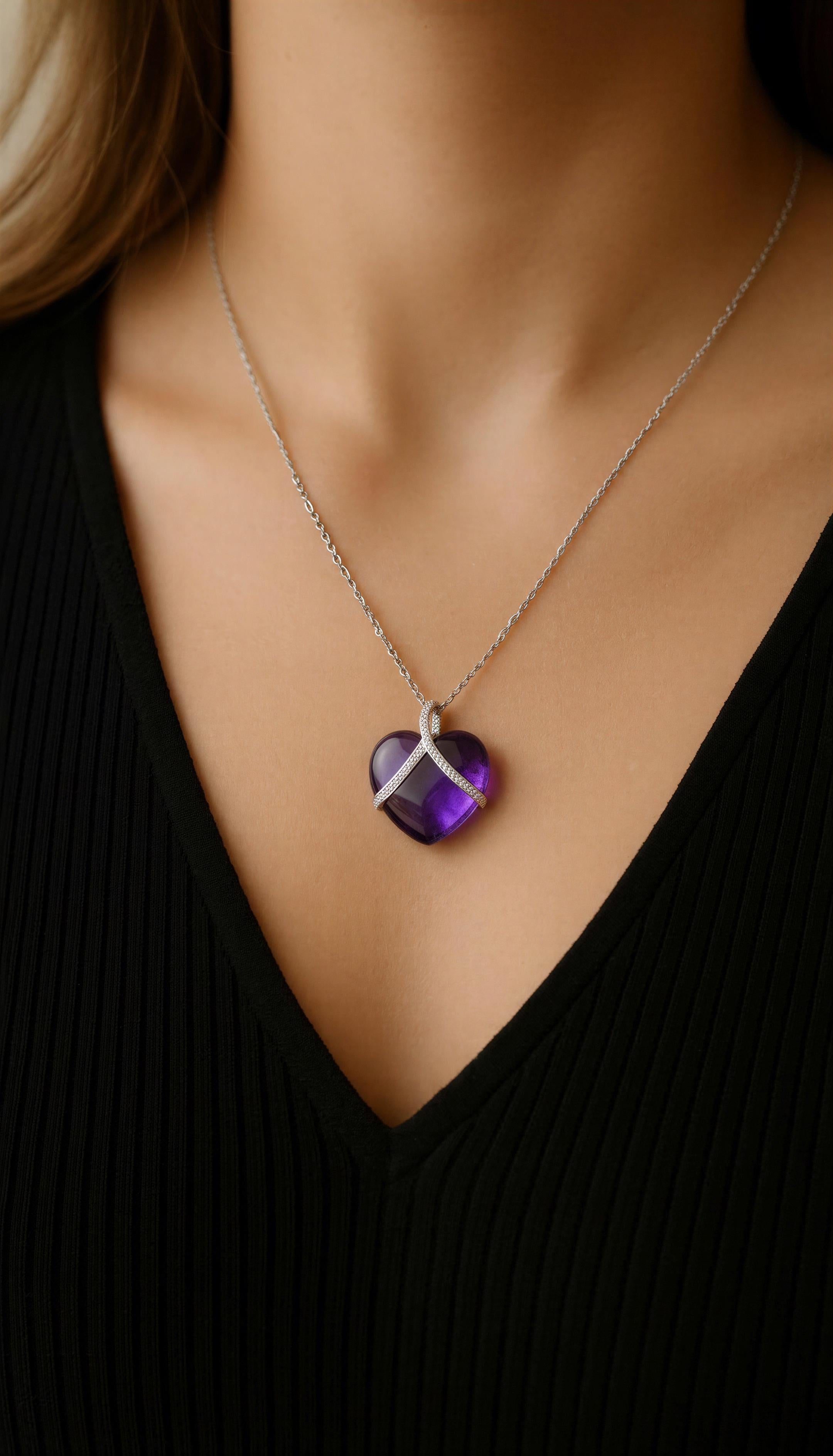 Belle améthyste naturelle d'un violet vif, de couleur uniforme et très propre.  Cette améthyste naturelle d'un poids estimé à 15 cts est entourée de diamants blancs de taille brillant sertis en or blanc 18 carats sur fond d'or jaune 18 carats. Il y