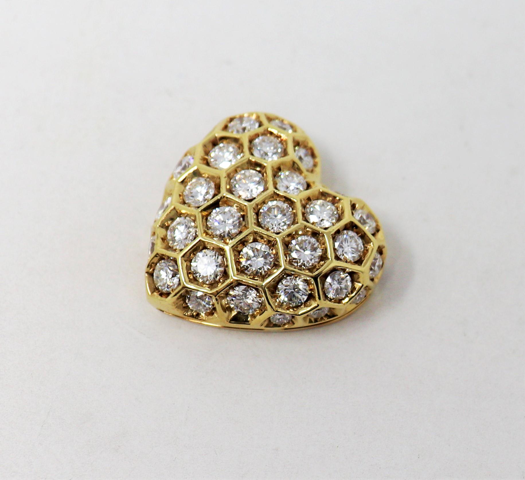 Pendentif dôme en forme de cœur en or jaune 18 carats avec diamants ronds en forme de nid d'abeille en vente 4