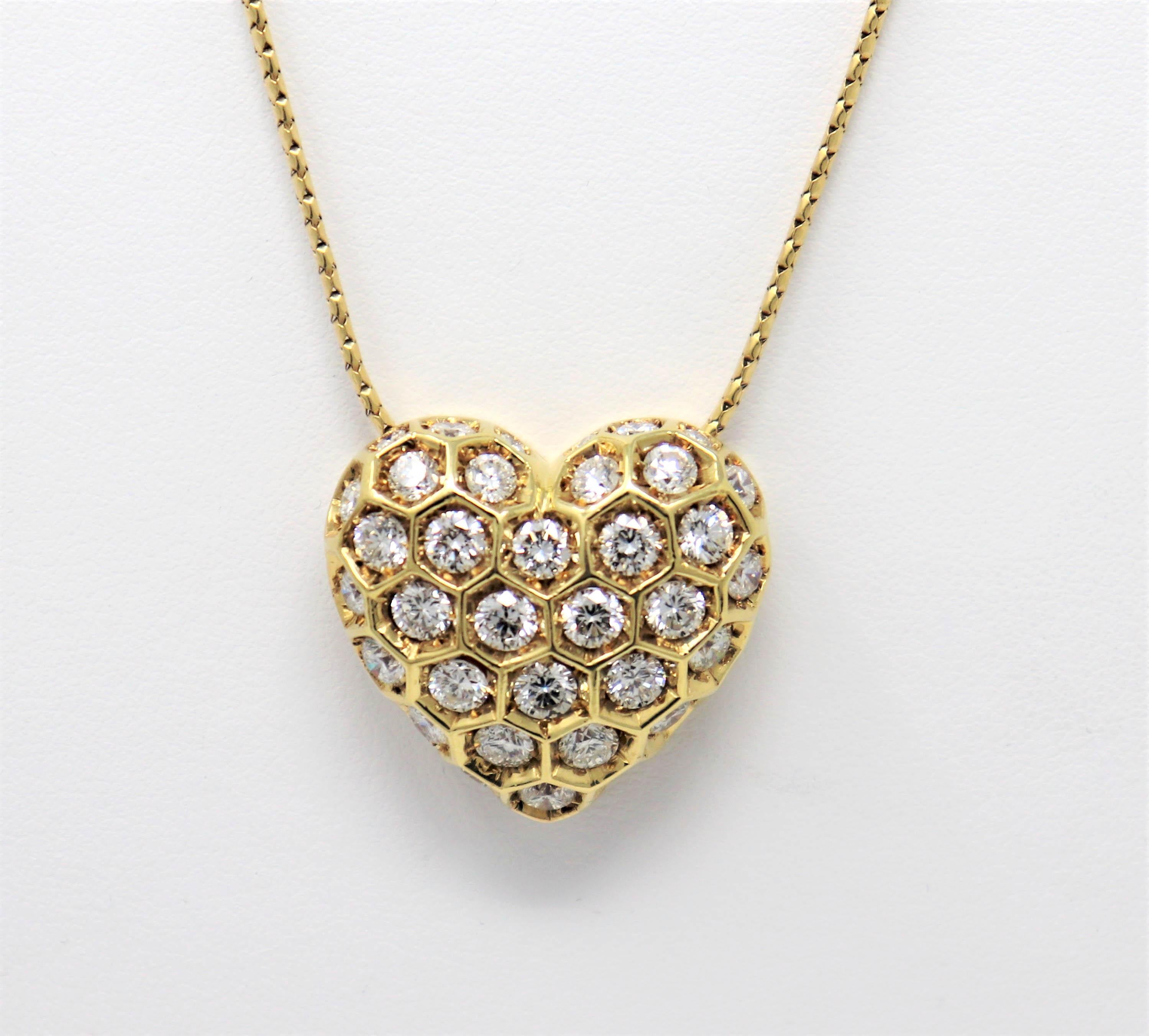 Contemporain Pendentif dôme en forme de cœur en or jaune 18 carats avec diamants ronds en forme de nid d'abeille en vente