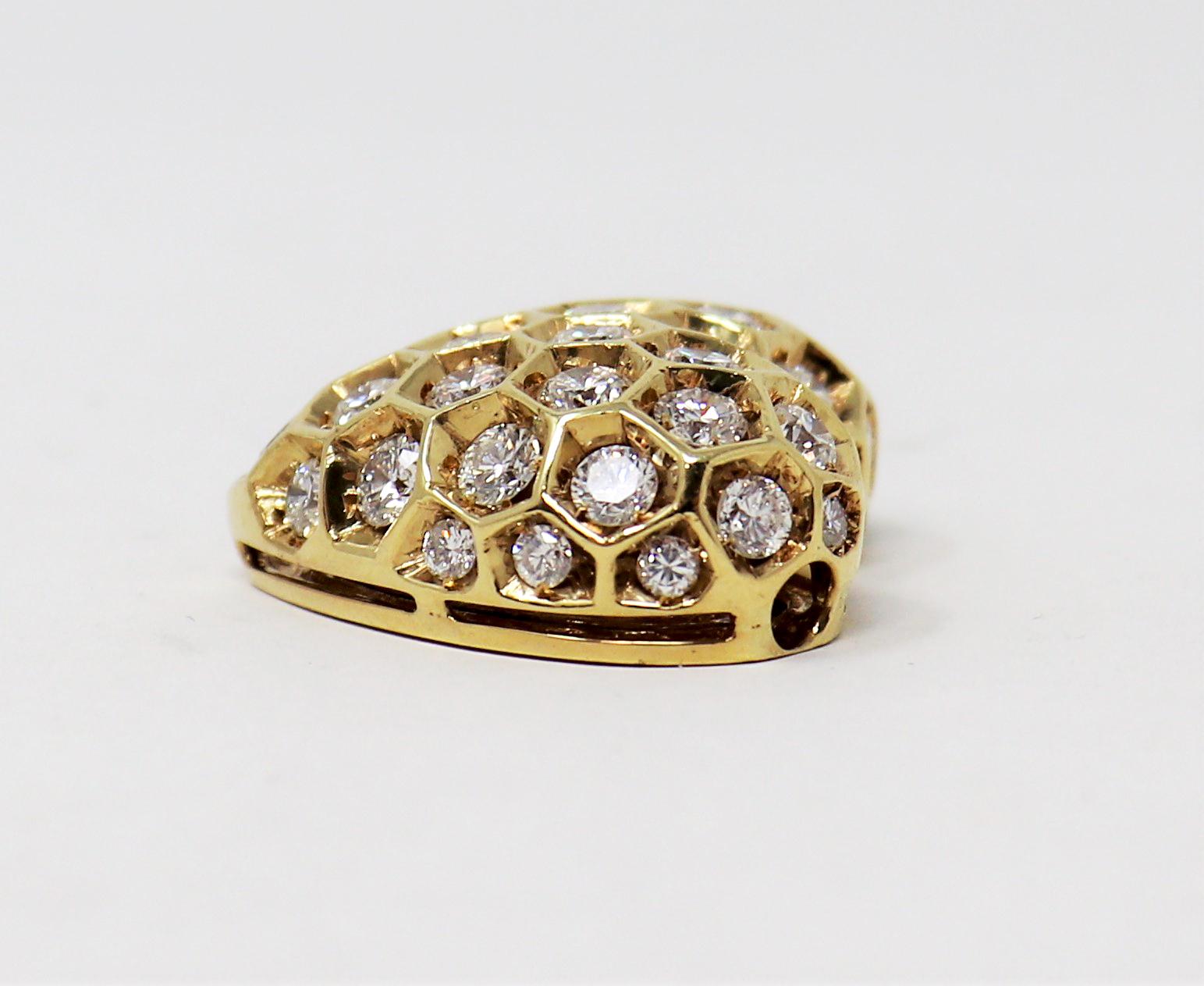 Taille ronde Pendentif dôme en forme de cœur en or jaune 18 carats avec diamants ronds en forme de nid d'abeille en vente