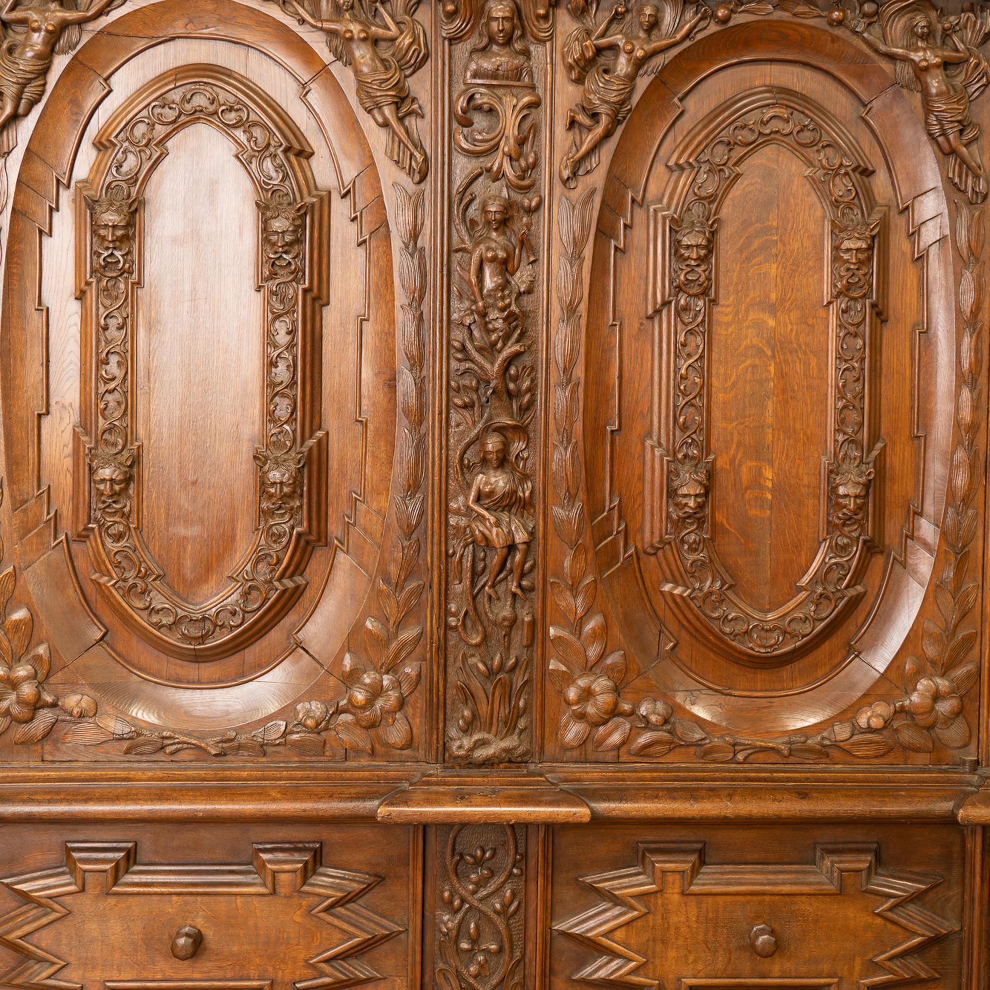 Suédois Grande armoire en Oak très sculptée avec l'emblème de la famille Wrangel, Suède vers 1740-80 en vente