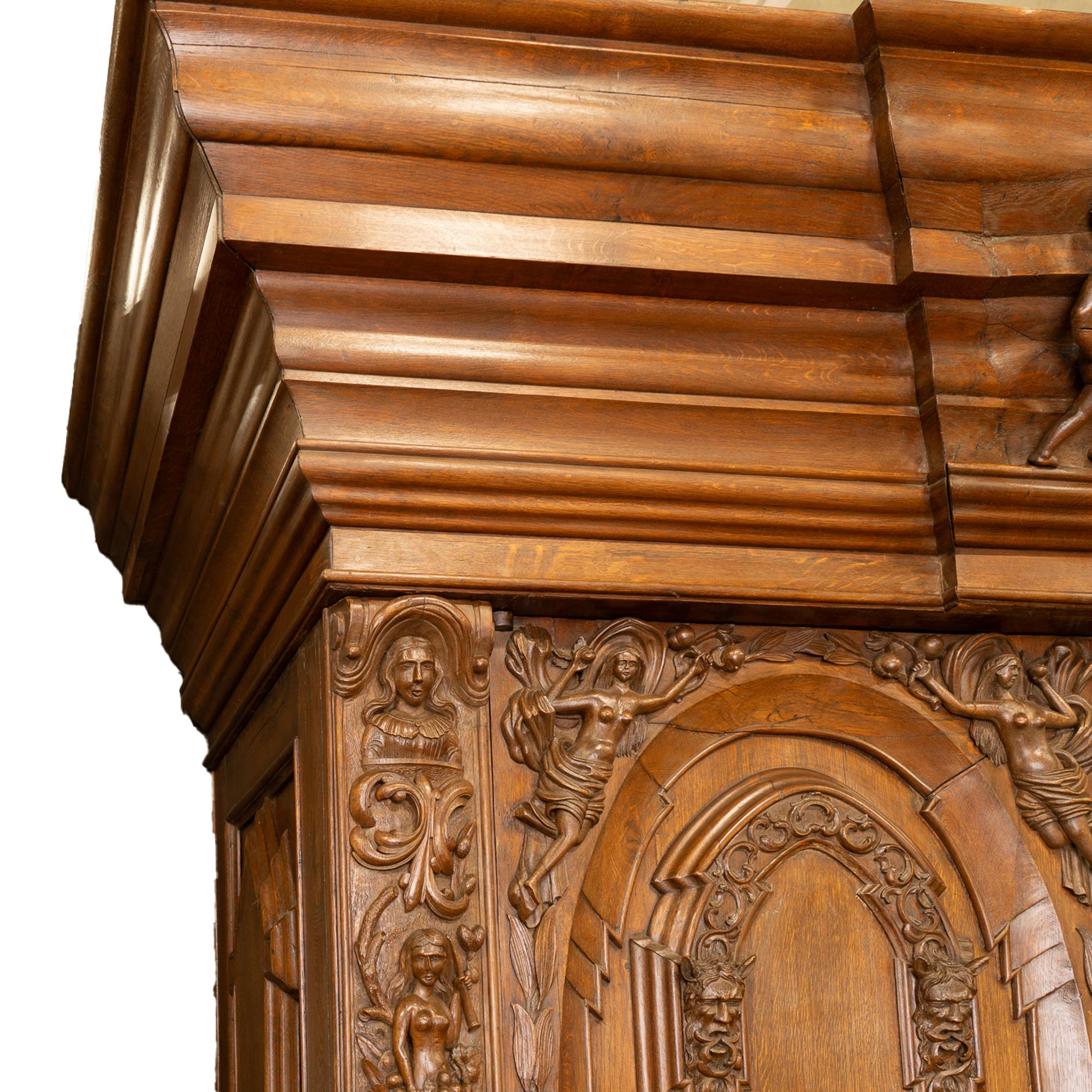Chêne Grande armoire en Oak très sculptée avec l'emblème de la famille Wrangel, Suède vers 1740-80 en vente