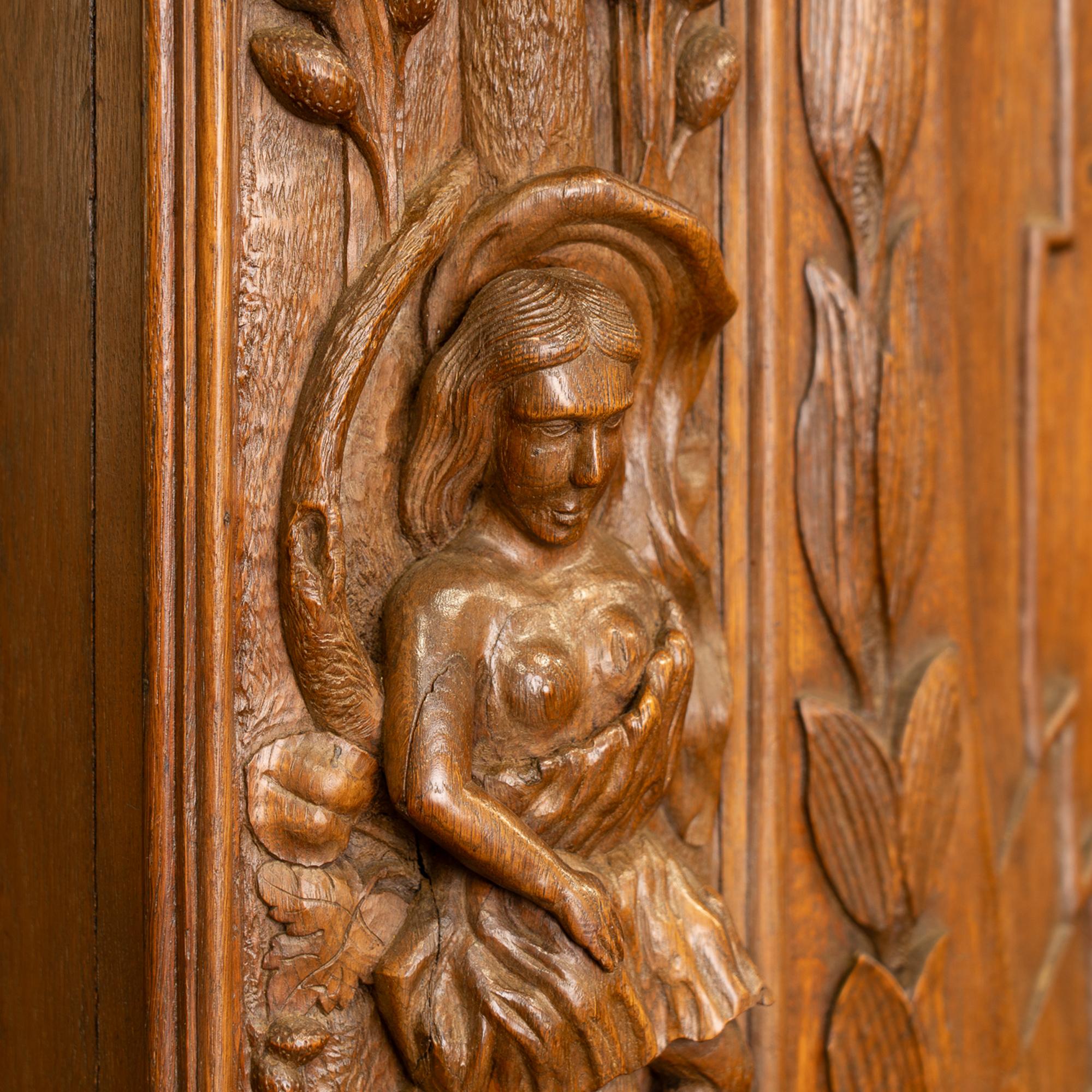 Grande armoire en Oak très sculptée avec l'emblème de la famille Wrangel, Suède vers 1740-80 en vente 1