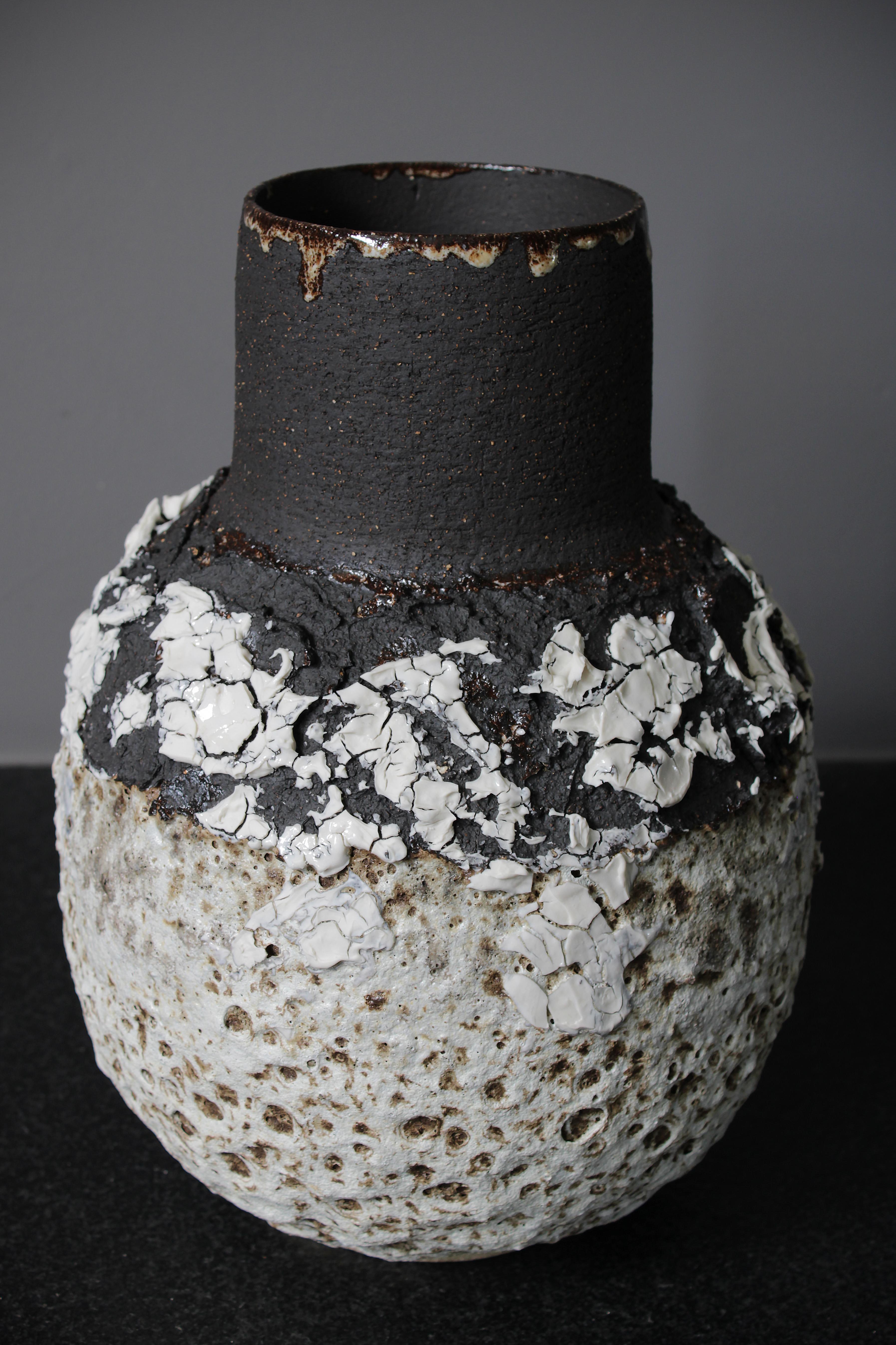 Gefäß aus stark strukturiertem Steingut, Porzellan mit schwarzer und weißer Tonverzierung (Moderne) im Angebot