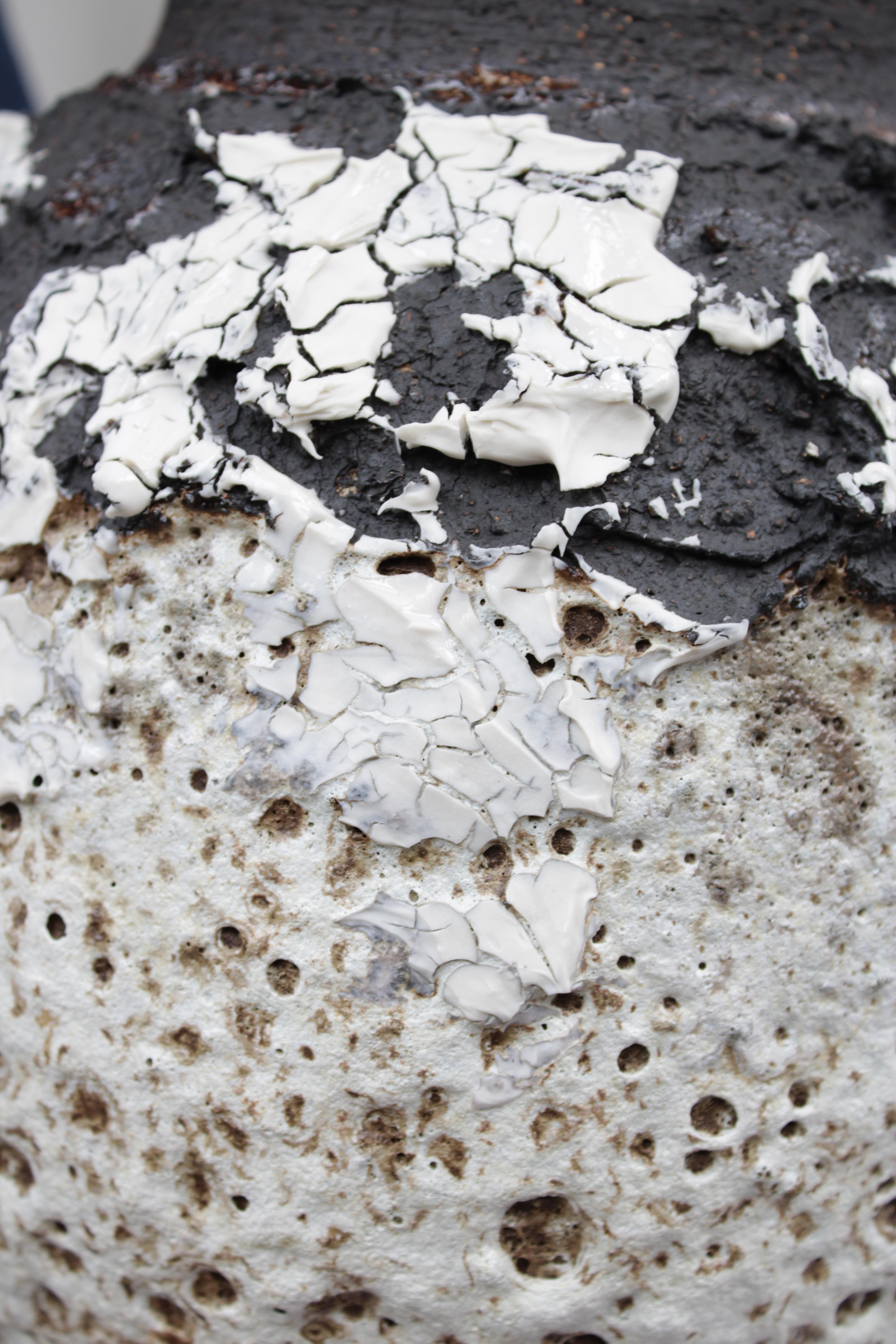 Gefäß aus stark strukturiertem Steingut, Porzellan mit schwarzer und weißer Tonverzierung im Zustand „Neu“ im Angebot in London, GB