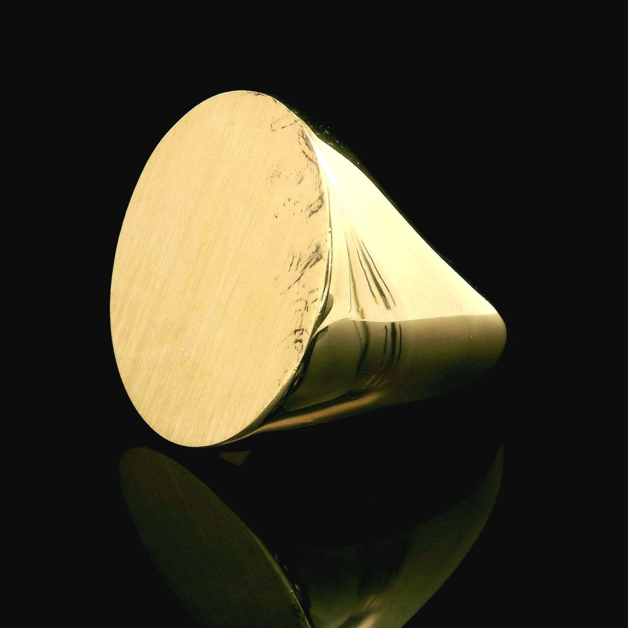Large Heavy 14k Yellow Gold Polished w/ Brushed Finish Top Oval Signet Ring For Sale 2