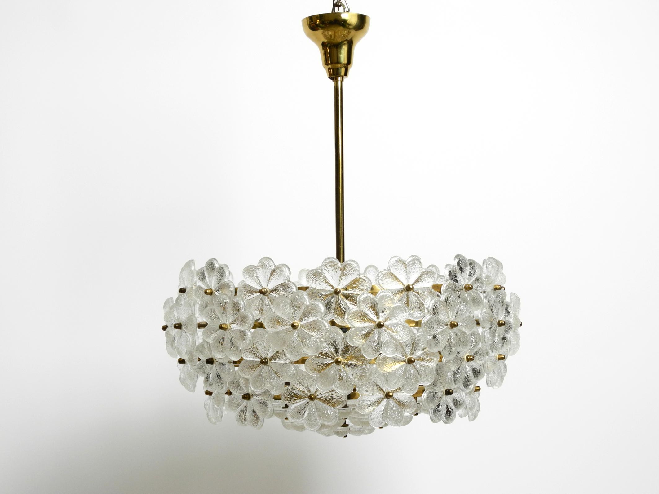 Elegantísima y rara araña de flores de cristal de latón de los años 70, obra de Ernst Palme. Fabricado en Alemania.
El marco completo con todos los tornillos, la varilla y el tejadillo son de latón brillante.
Todas las flores de cristal están