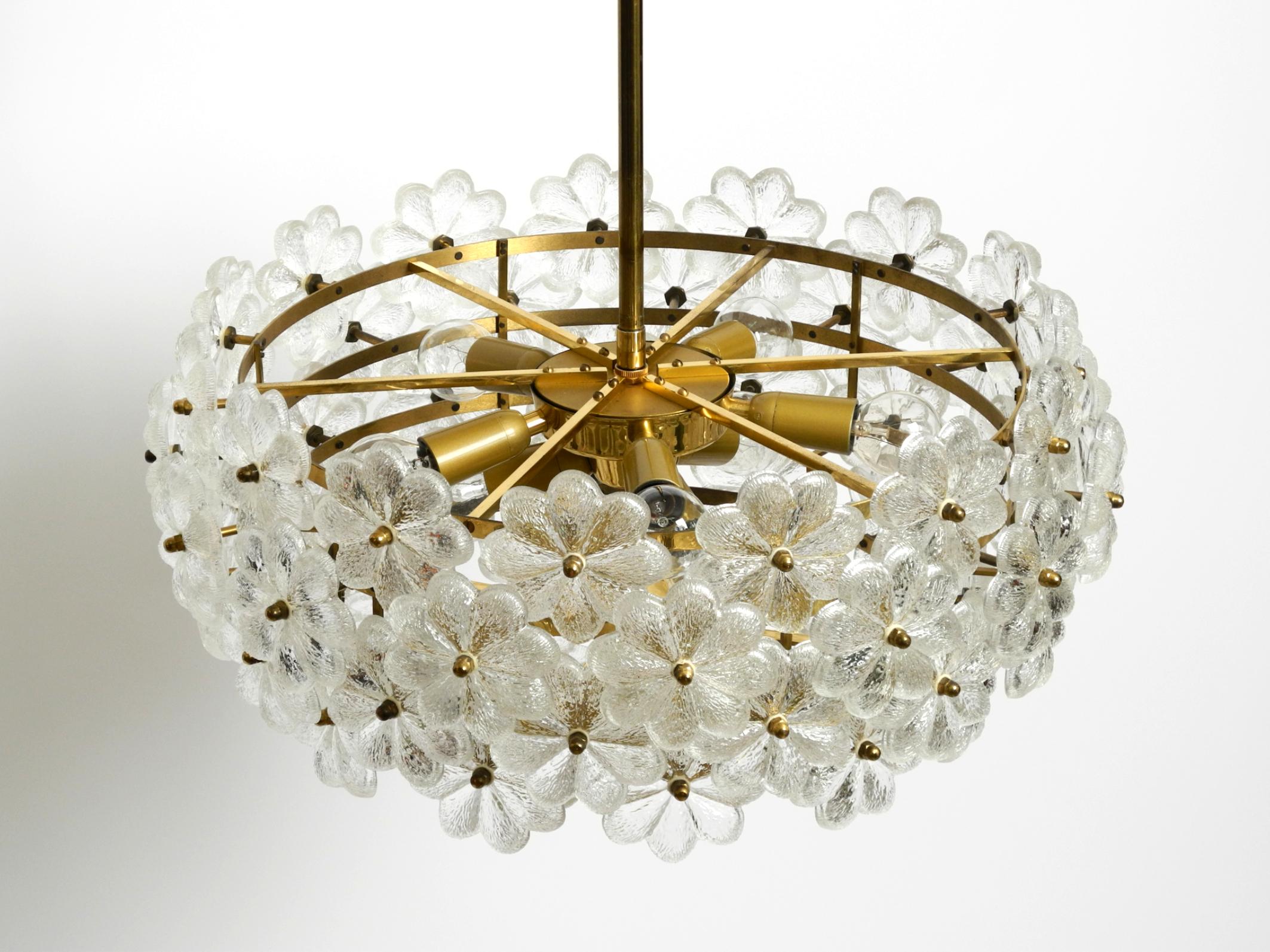 Gran lámpara de techo pesada de los años 70, de latón y cristal con flor, de Ernst Palme en Bueno estado para la venta en München, DE