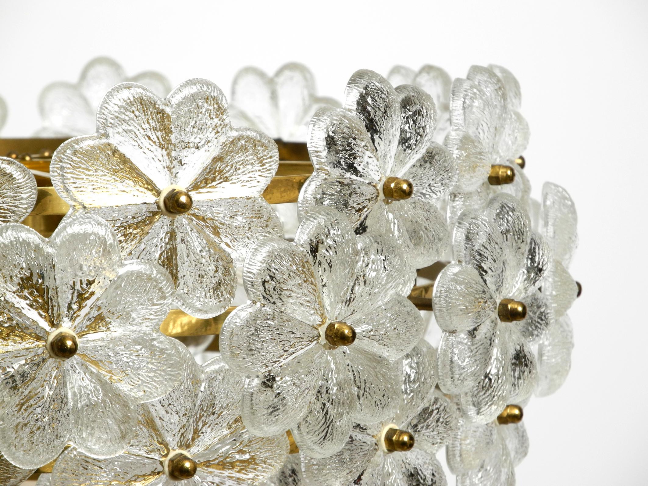 Gran lámpara de techo pesada de los años 70, de latón y cristal con flor, de Ernst Palme Latón en venta