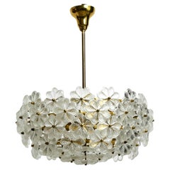 Grande lampada da soffitto in ottone con fiori di vetro e cristallo degli anni '70 di Ernst Palme