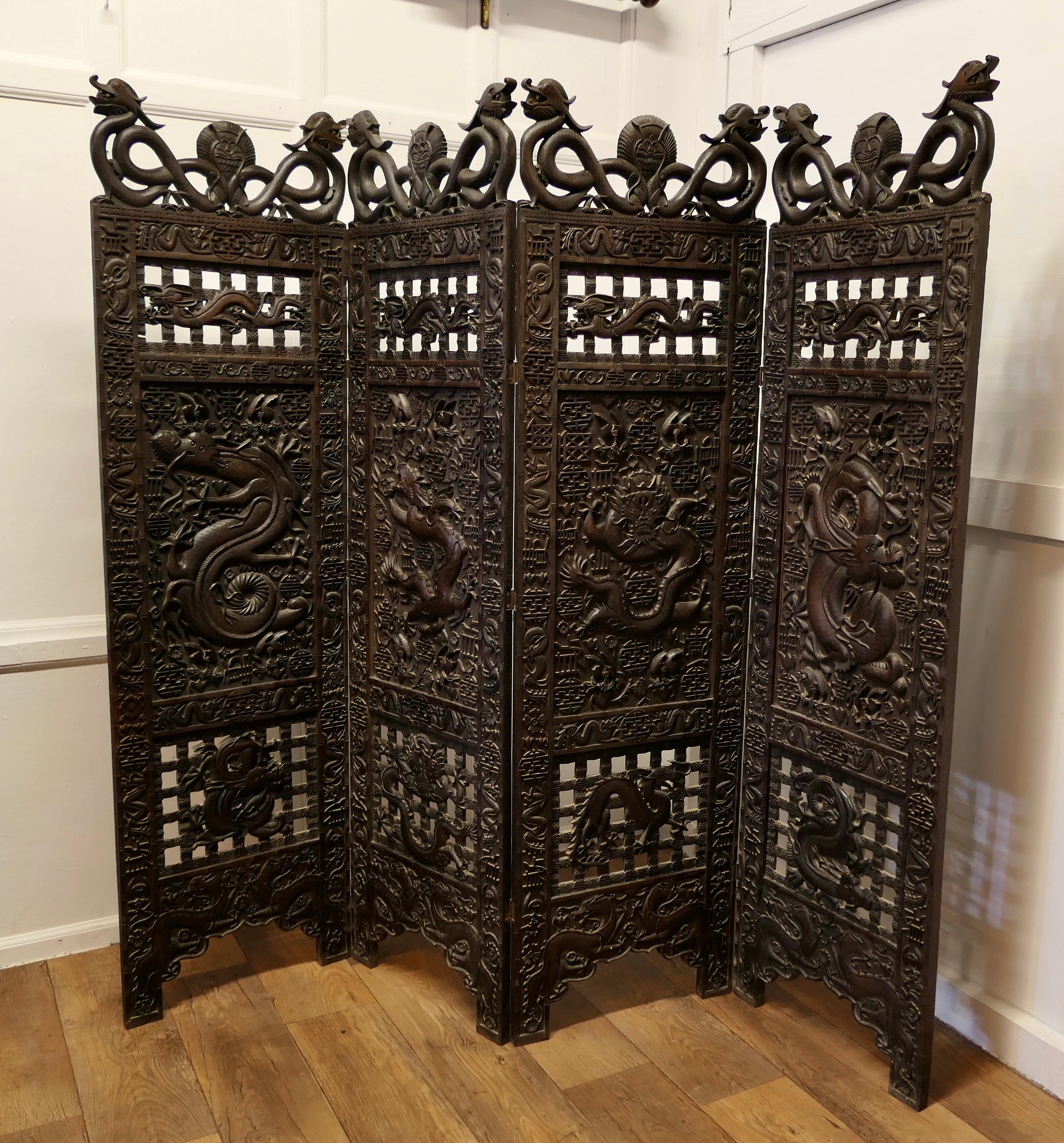 Grand écran à 4 volets sculpté de style chinoiserie du 19ème siècle en vente 5