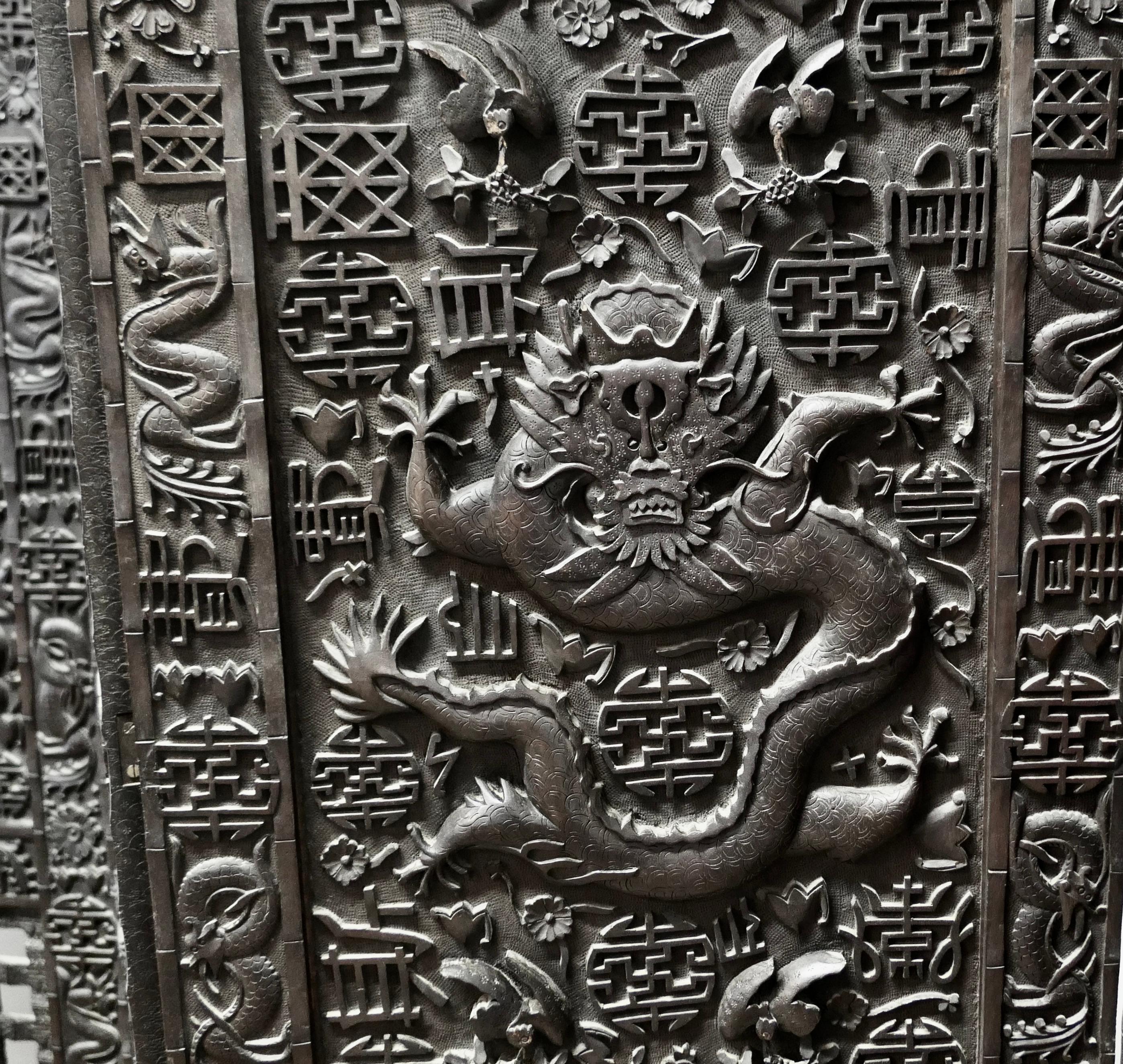 XIXe siècle Grand écran à 4 volets sculpté de style chinoiserie du 19ème siècle en vente