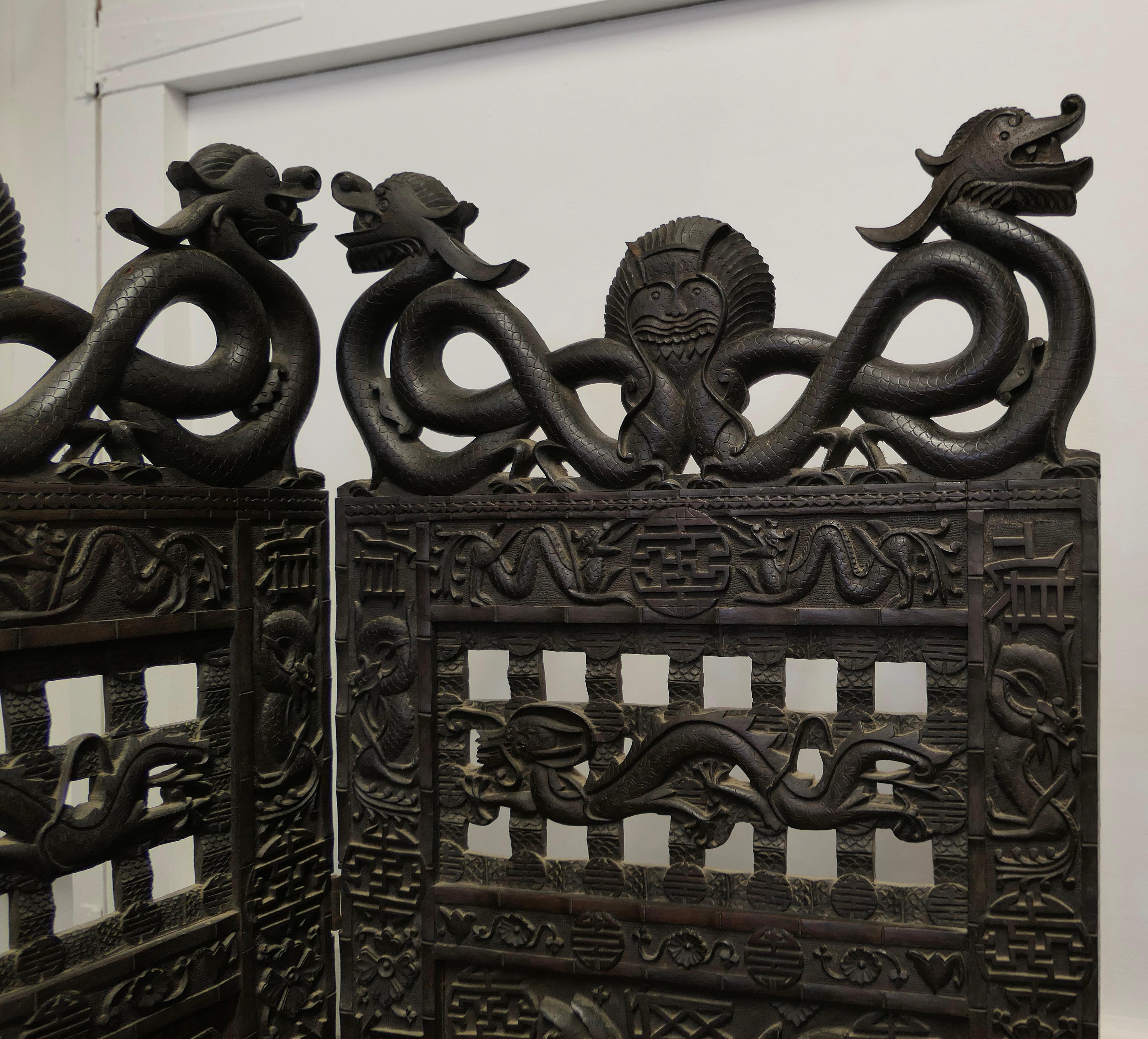 Teck Grand écran à 4 volets sculpté de style chinoiserie du 19ème siècle en vente