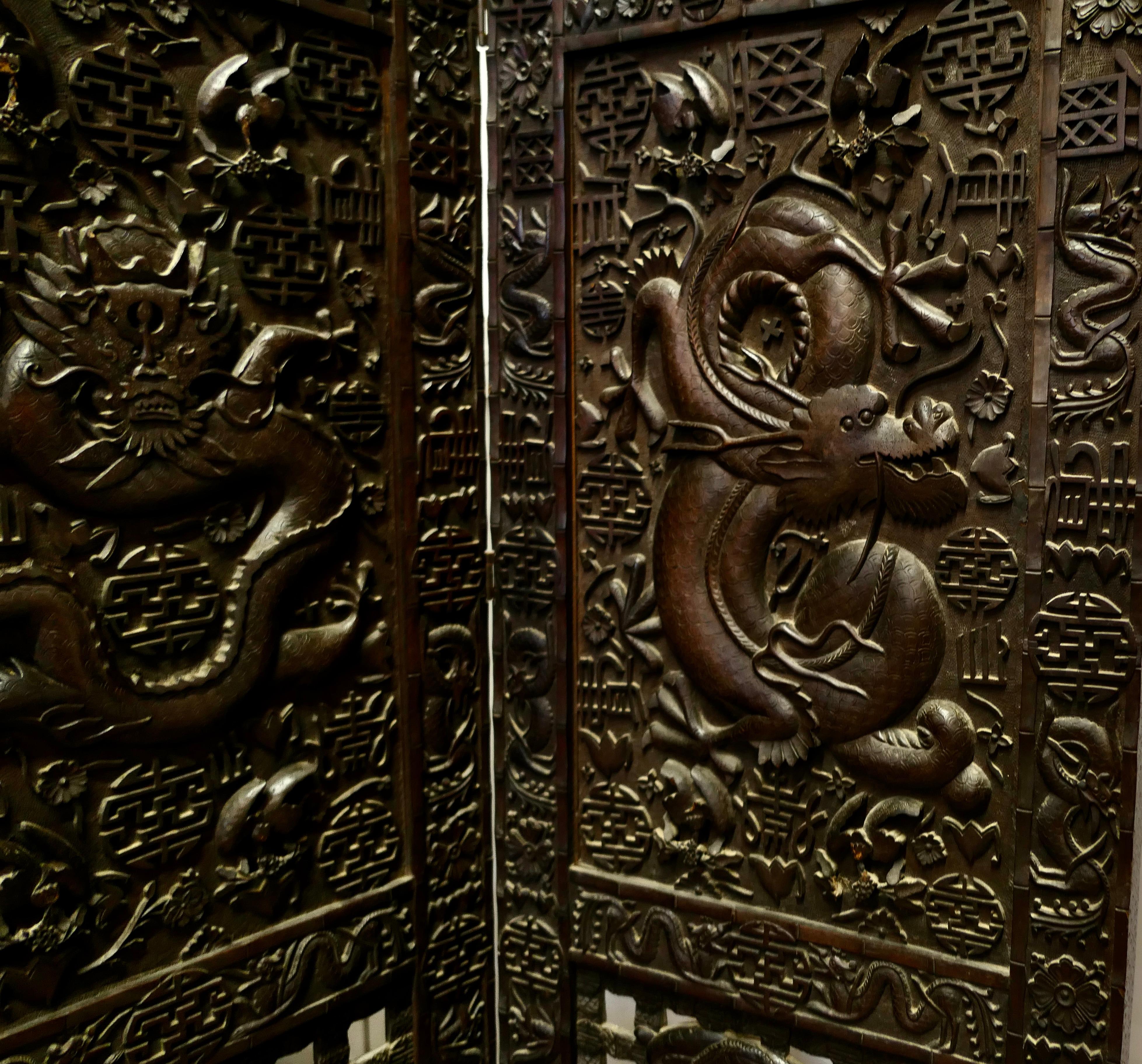 Grand écran à 4 volets sculpté de style chinoiserie du 19ème siècle en vente 2