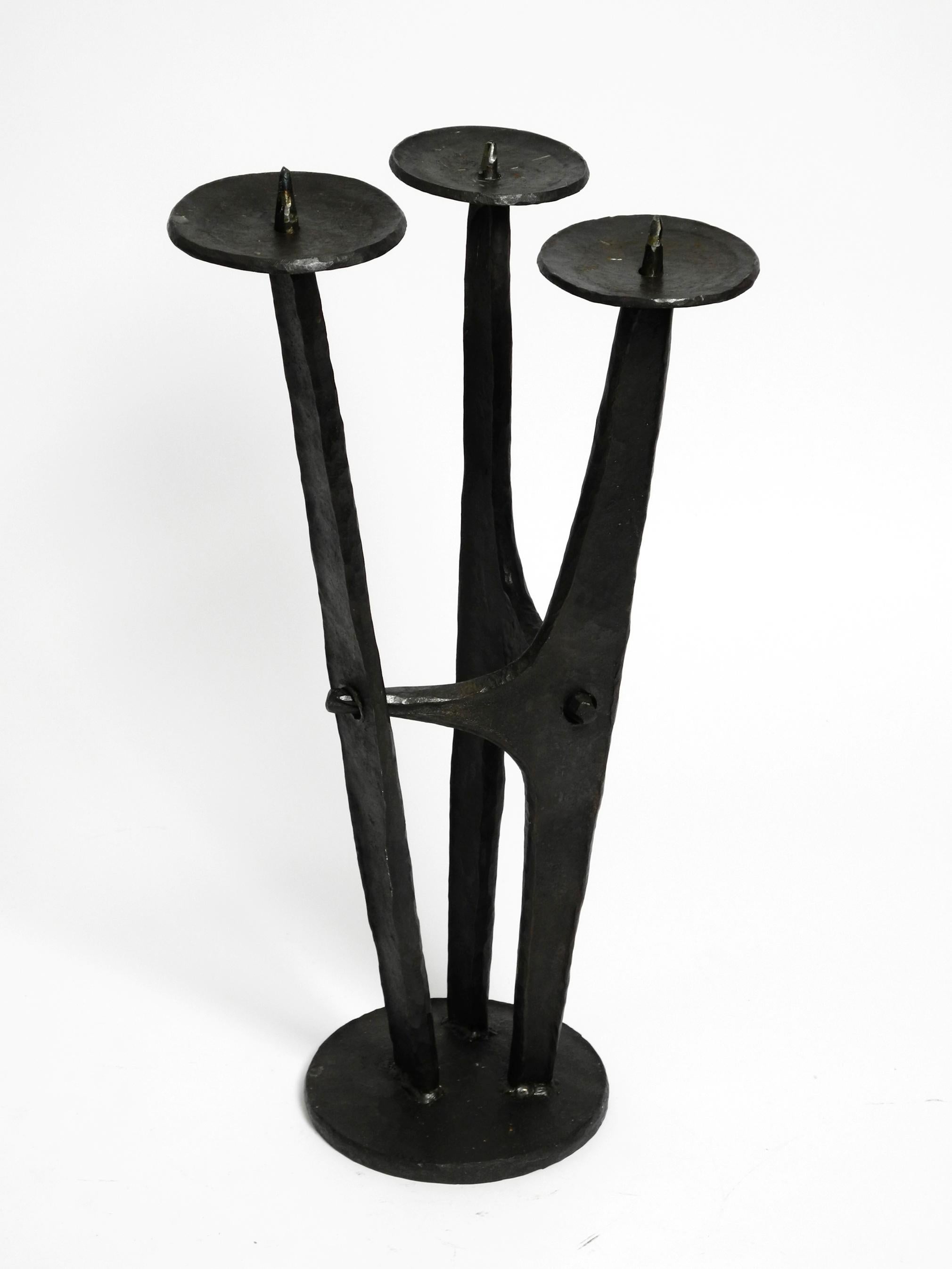 Large, heavy 50s floor candle holder made of wrought iron in Mid Century design For Sale 9