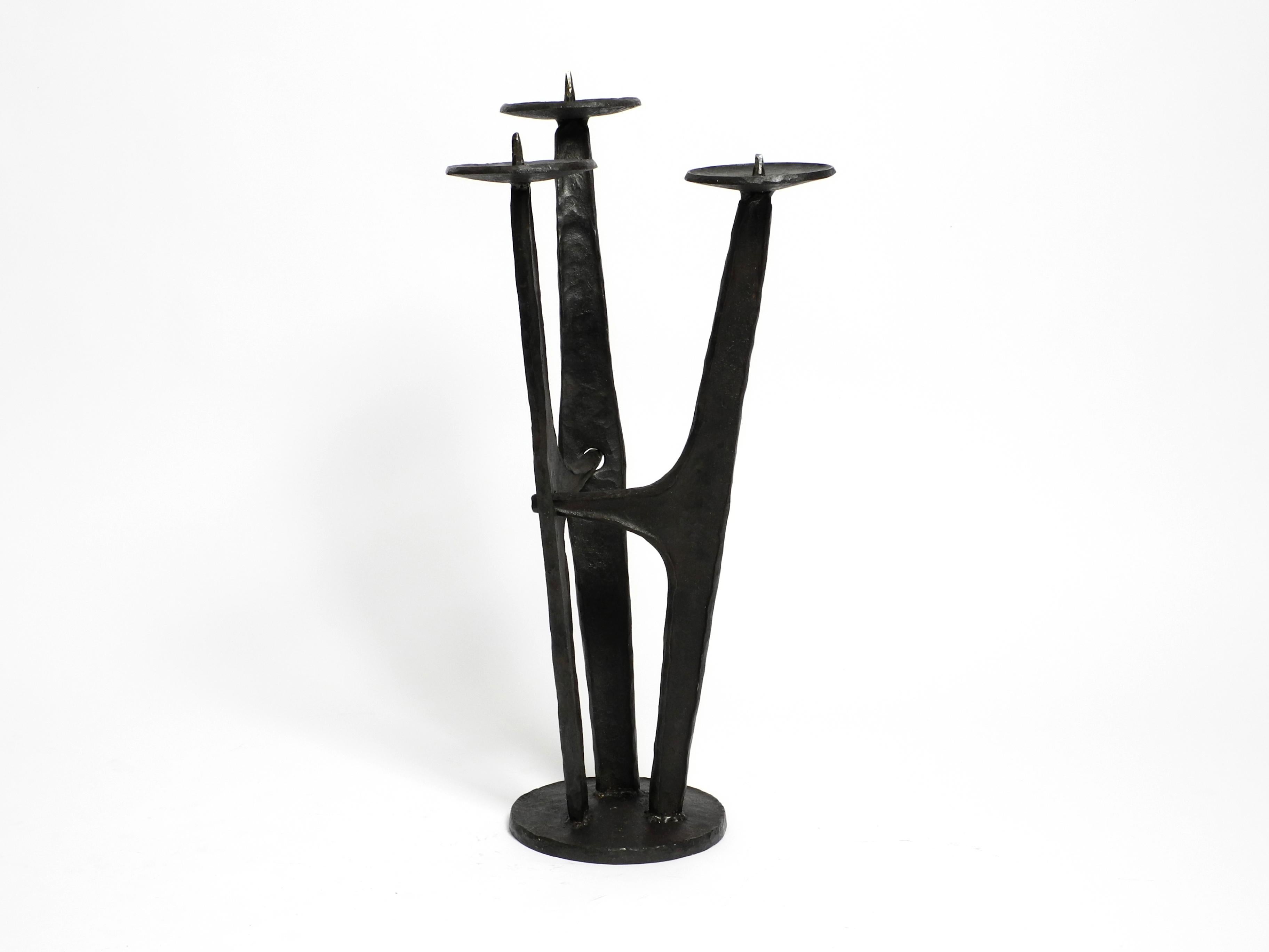 Large, heavy 50s floor candle holder made of wrought iron in Mid Century design For Sale 11