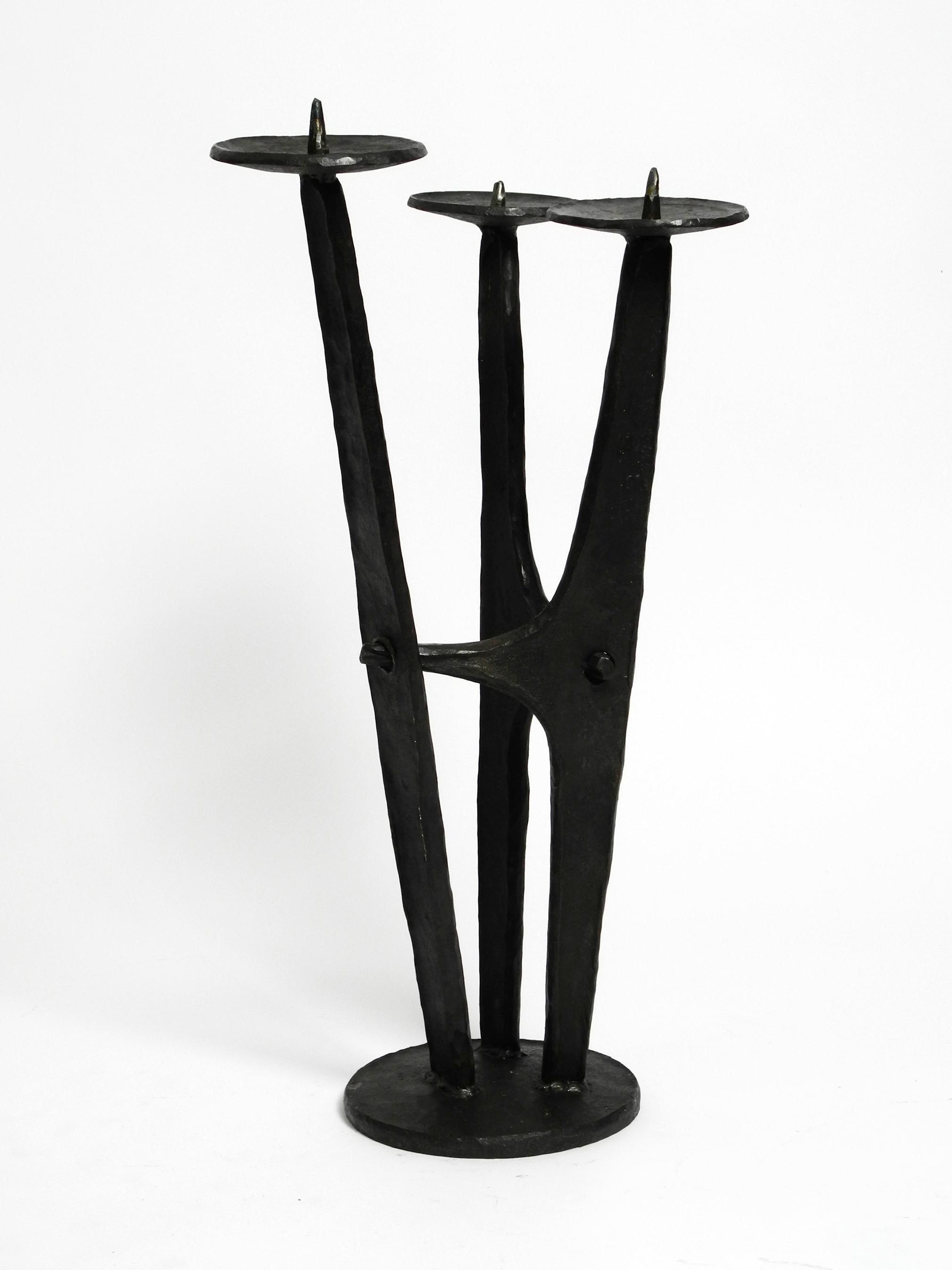 Large, heavy 50s floor candle holder made of wrought iron in Mid Century design For Sale 12